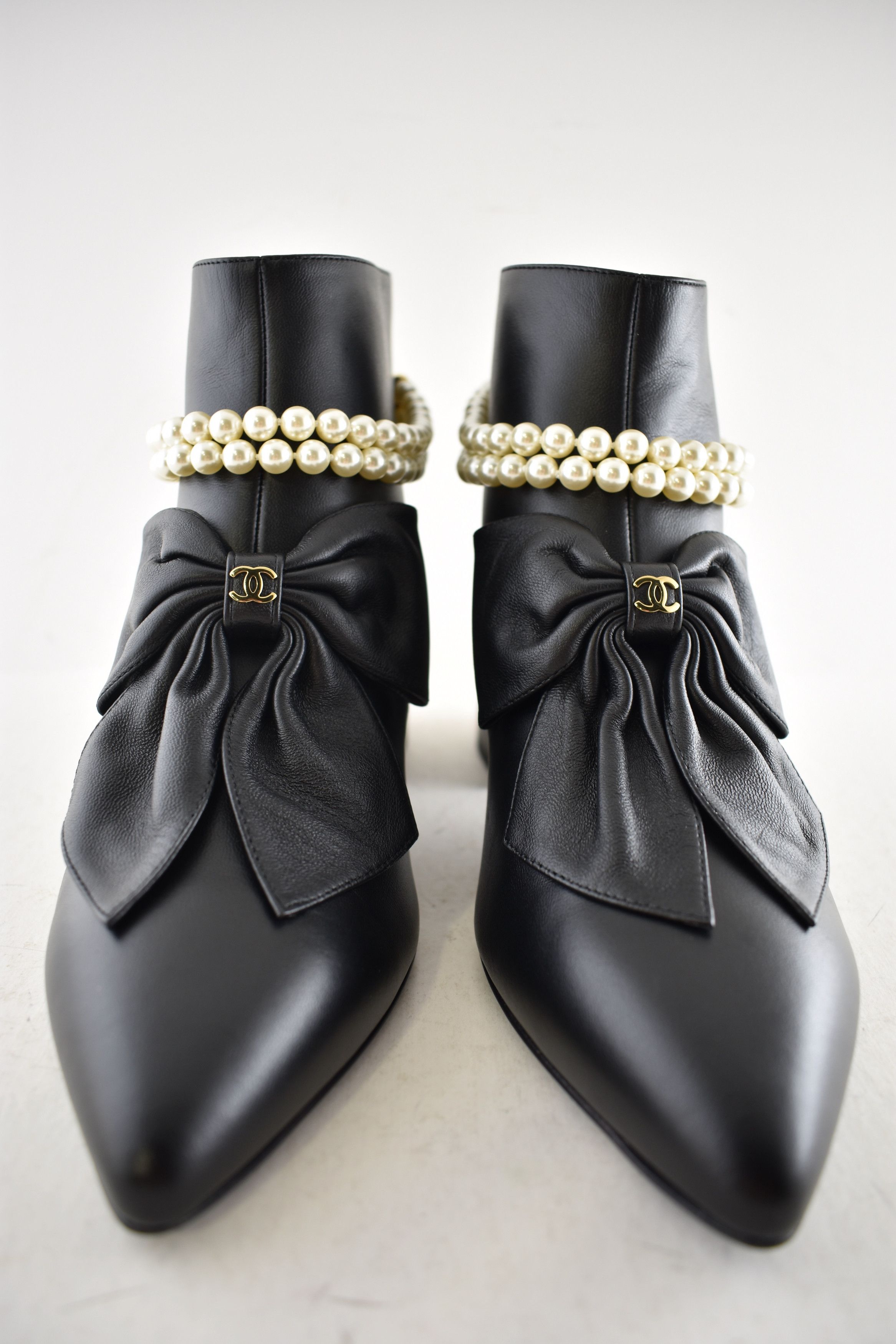 Chanel Chanel 24A Pearl CC Bow Pointed Short Ankle Heel Boots 38 Size US 8 / IT 38 - 11 Thumbnail