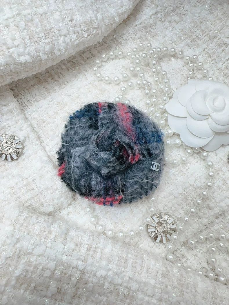 Chanel Chanel 18A Gray Camellia Wool Brooch Size ONE SIZE - 3 Thumbnail