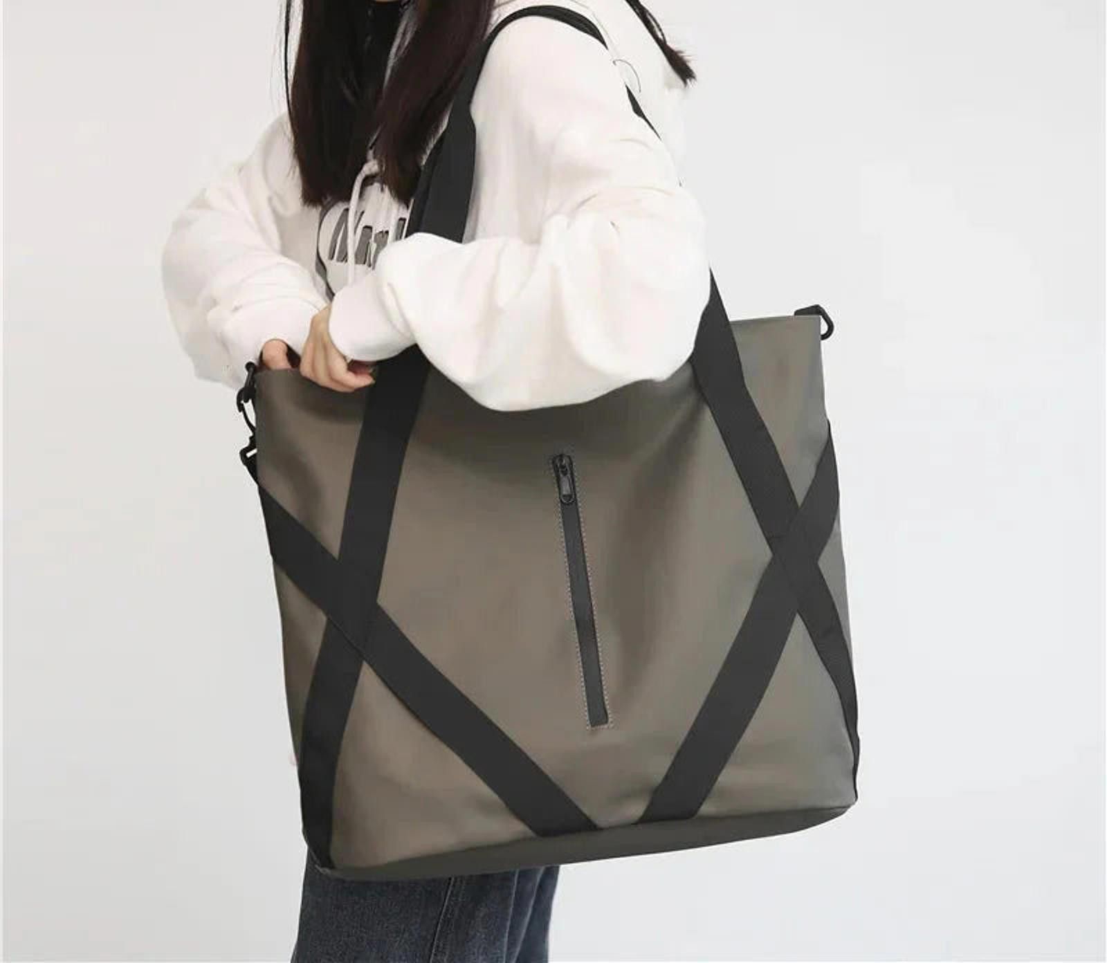 Bag Large Waterproof Oxford Tote in Grey, Women's