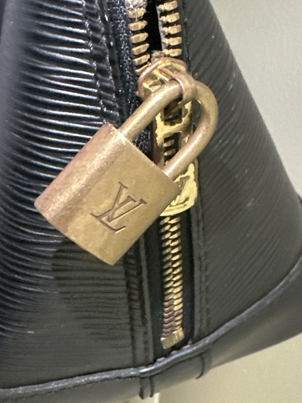 Louis Vuitton × Vintage Vintage Louis Vuitton Epi Alma PM Black purse Size ONE SIZE - 9 Thumbnail