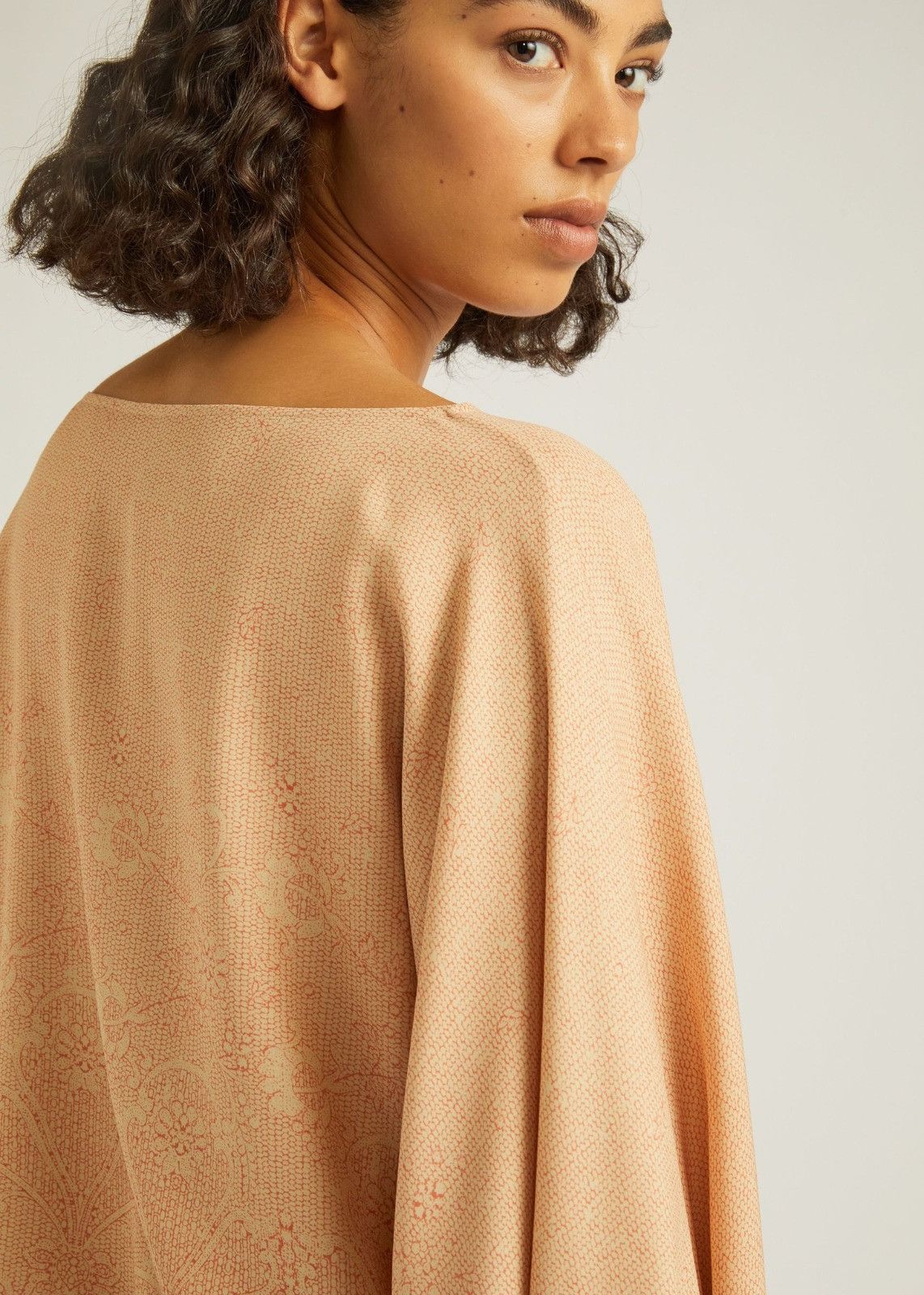 Loro Piana o1srvl11e1224 Luna Blouse in Beige Size M / US 6-8 / IT 42-44 - 5 Thumbnail