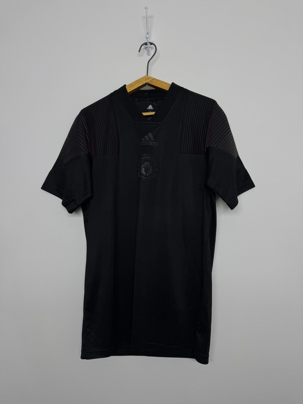 Adidas MANCHESTER UNITED 2018/2019 FOOTBALL SHIRT RETRO STYLE Size US S / EU 44-46 / 1 - 5 Thumbnail