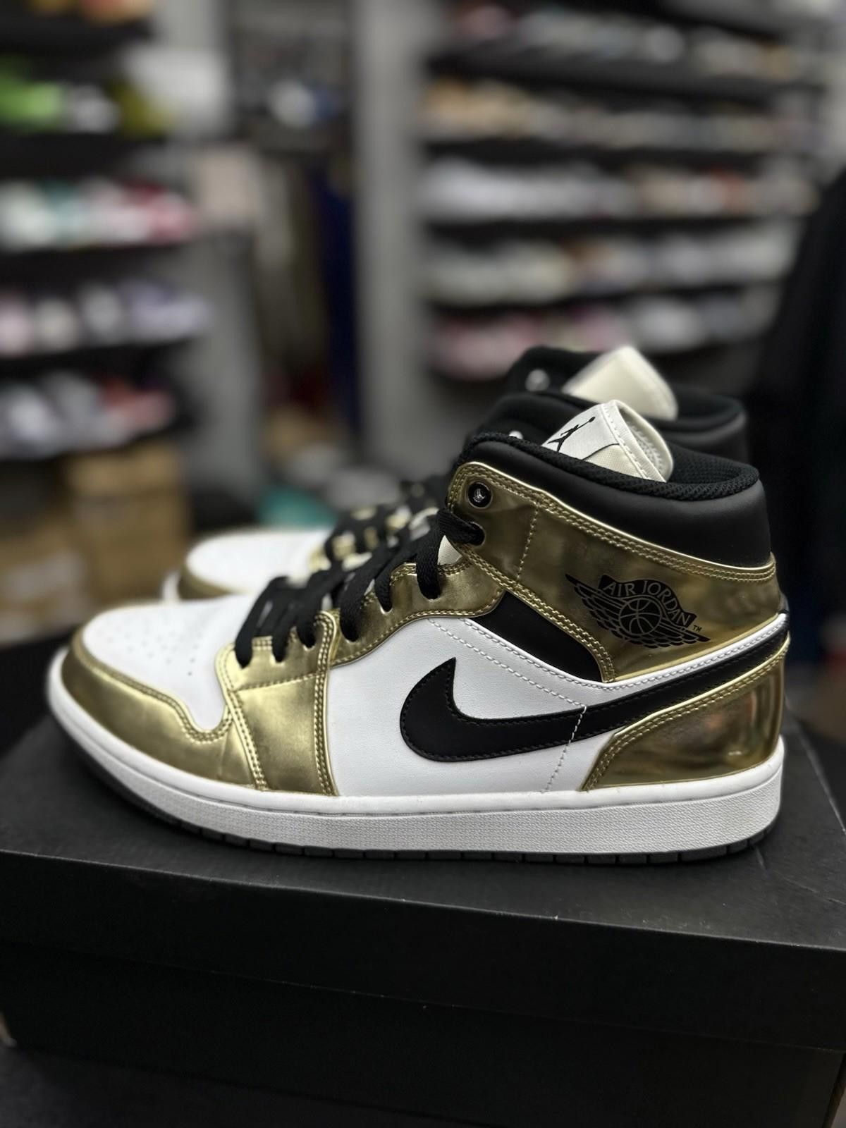 Jordan Brand Jordan 1 Mid SE Metallic Gold 2020 Gold Black 11 DC1419-700 Size US 11 / EU 44 - 4 Thumbnail