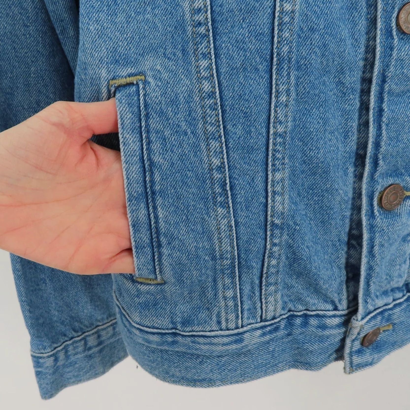 Levi's Levis Womens Medium Ex Boyfriend Trucker Jacket Blue Denim Jean Distressed NEW Size 32" / US 10 / IT 46 - 4 Thumbnail