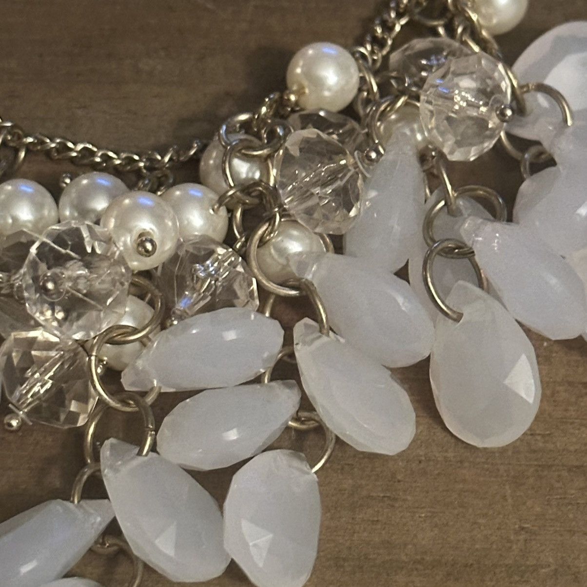 Other Gold tone white teardrop cluster bib necklace Size ONE SIZE - 4 Thumbnail