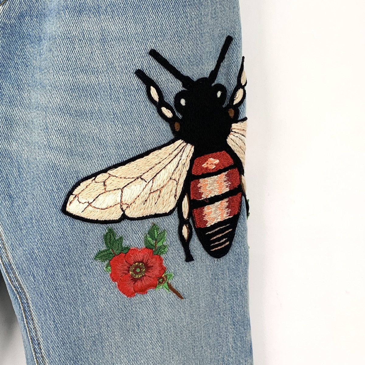 Gucci Gucci Light Blue Bee & Floral Casual Denim Pants K26WX Size 26" / US 2 / IT 38 - 4 Thumbnail