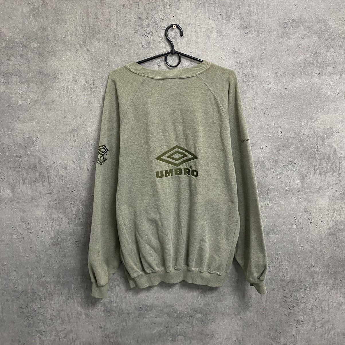 Umbro Vintage Umbro Sweatshirt Big Logo Size XL Streetwear Size US XL / EU 56 / 4 - 2 Thumbnail