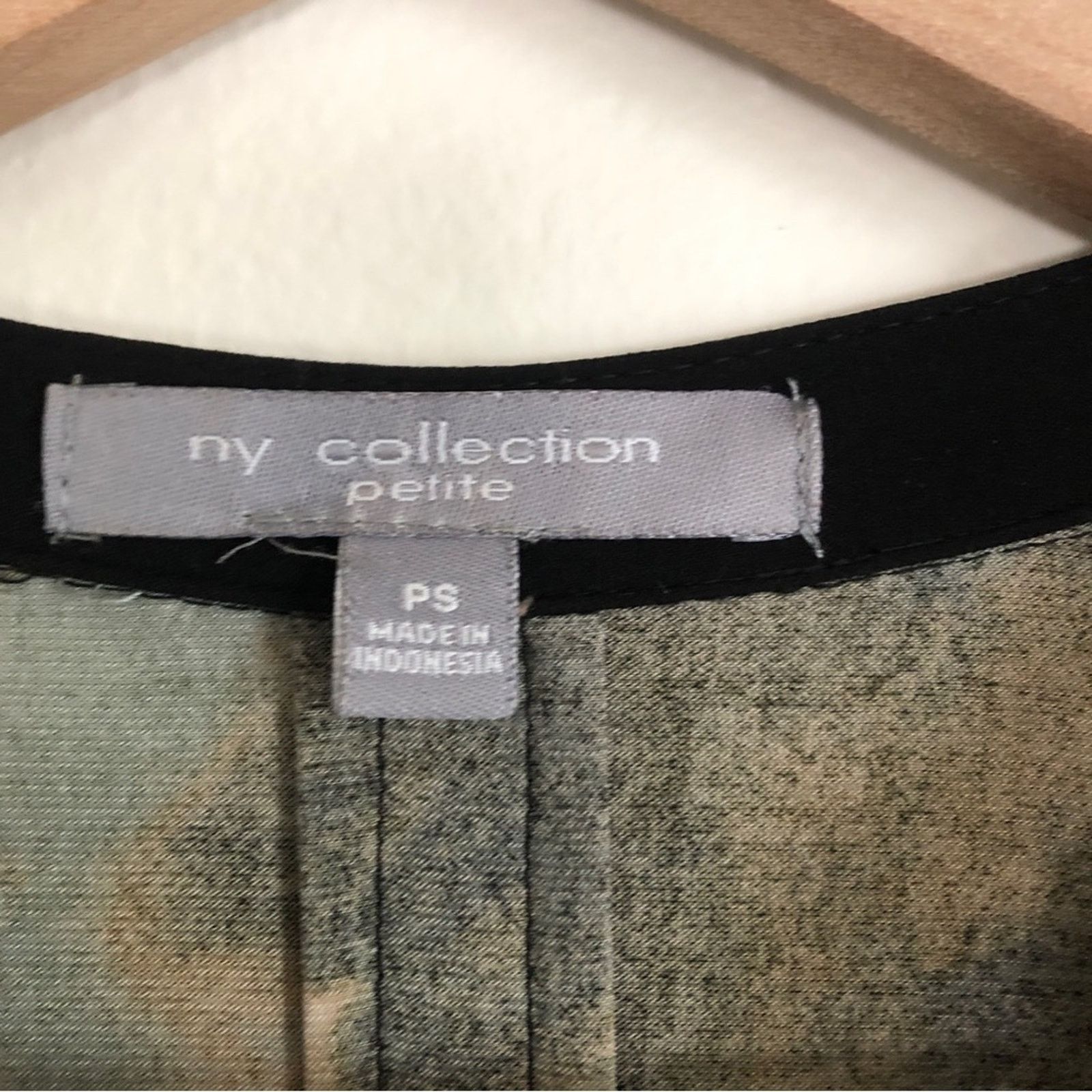 Other NY New York Collection Petite Camouflage Button Blouse Top Size S / US 4 / IT 40 - 3 Thumbnail