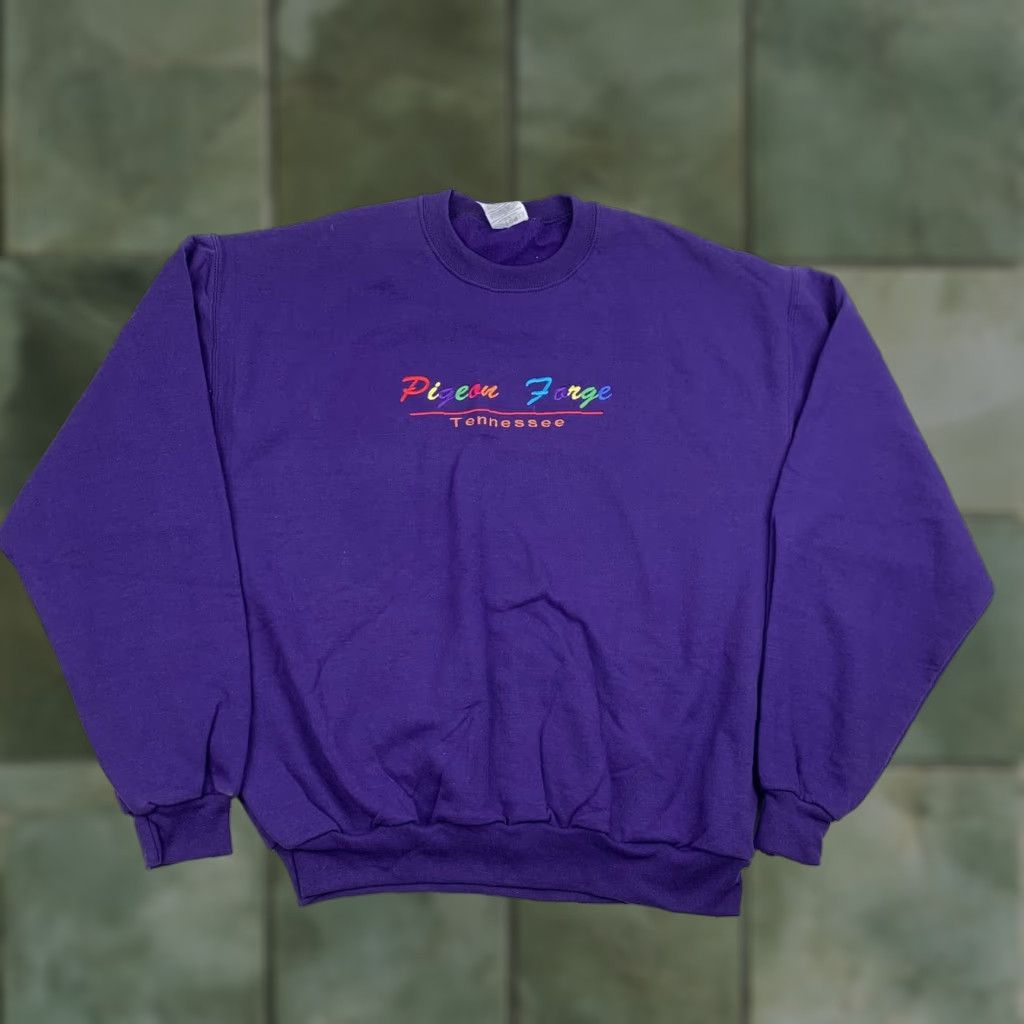 Jerzees VINTAGE Jerzees Pigeon Forge Tennessee Sweatshirt XL Purple Embroidered 90s Mens Size US XL / EU 56 / 4 - 1 Thumbnail
