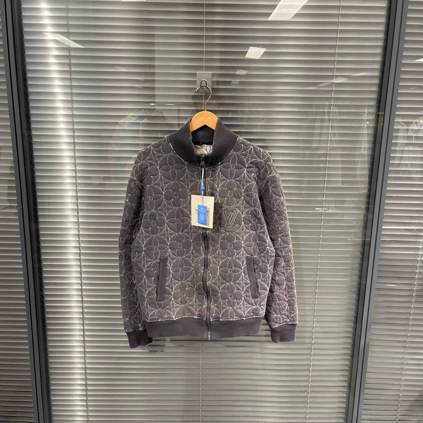 Louis Vuitton Louis Vuitton floral embroidery all over jacket L Size US L / EU 52-54 / 3 - 1 Thumbnail