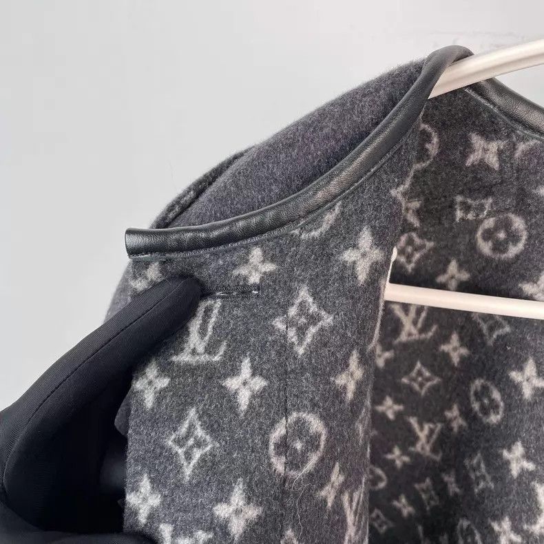 Louis Vuitton Louis Vuitton Wool lining with full print and aged flower Size XS / US 0-2 / IT 36-38 - 3 Thumbnail