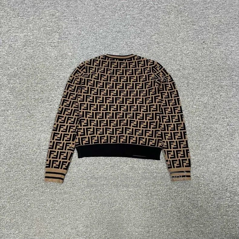 Fendi Fendi Logo Embossed Knit Sweater Size XS / US 0-2 / IT 36-38 - 2 Thumbnail