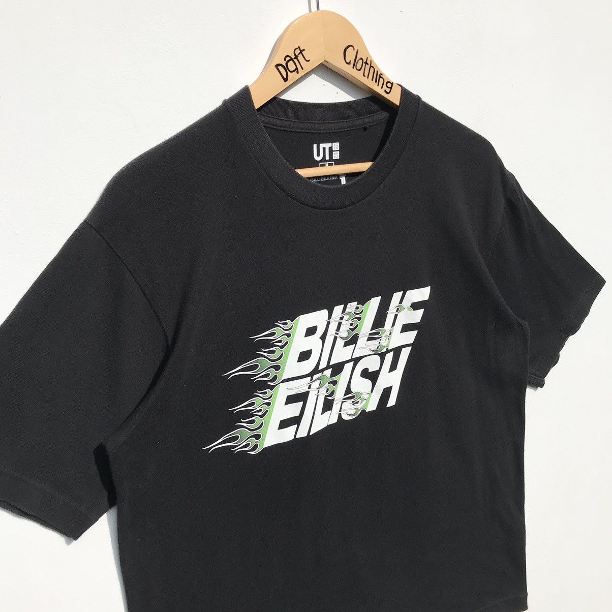 Billie Eilish × Uniqlo Billie Eilish American Singer Songwriter Tee Size US M / EU 48-50 / 2 - 4 Thumbnail