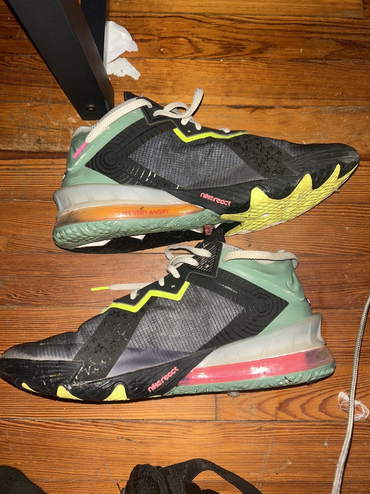Other Nike LeBron 18 Low 'Bugs vs Marvin' LightSmokeGrey/Green Size US 12.5 / EU 45-46 - 2 Thumbnail