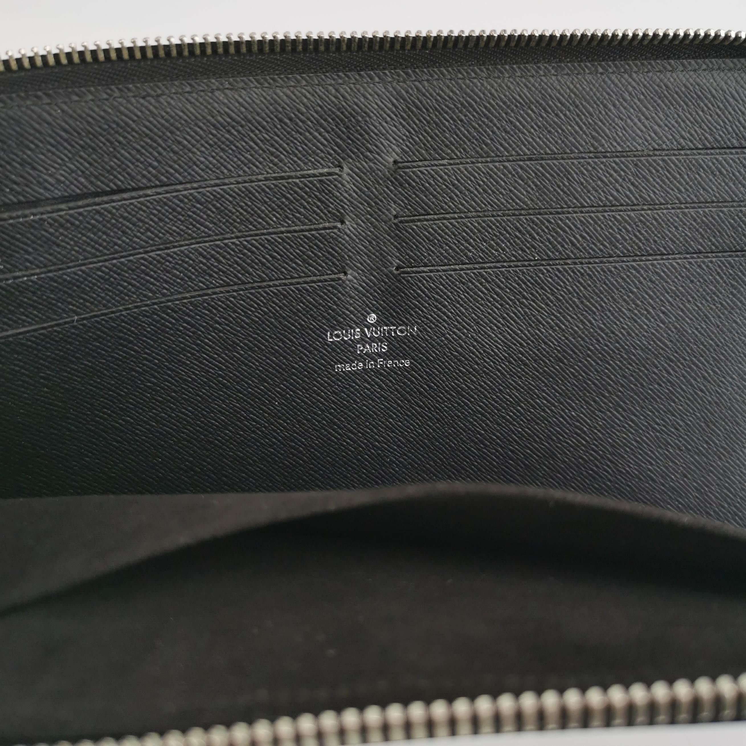 Louis Vuitton Louis Vuitton (LV) Pochette Jour leather solid color water Size ONE SIZE - 4 Thumbnail