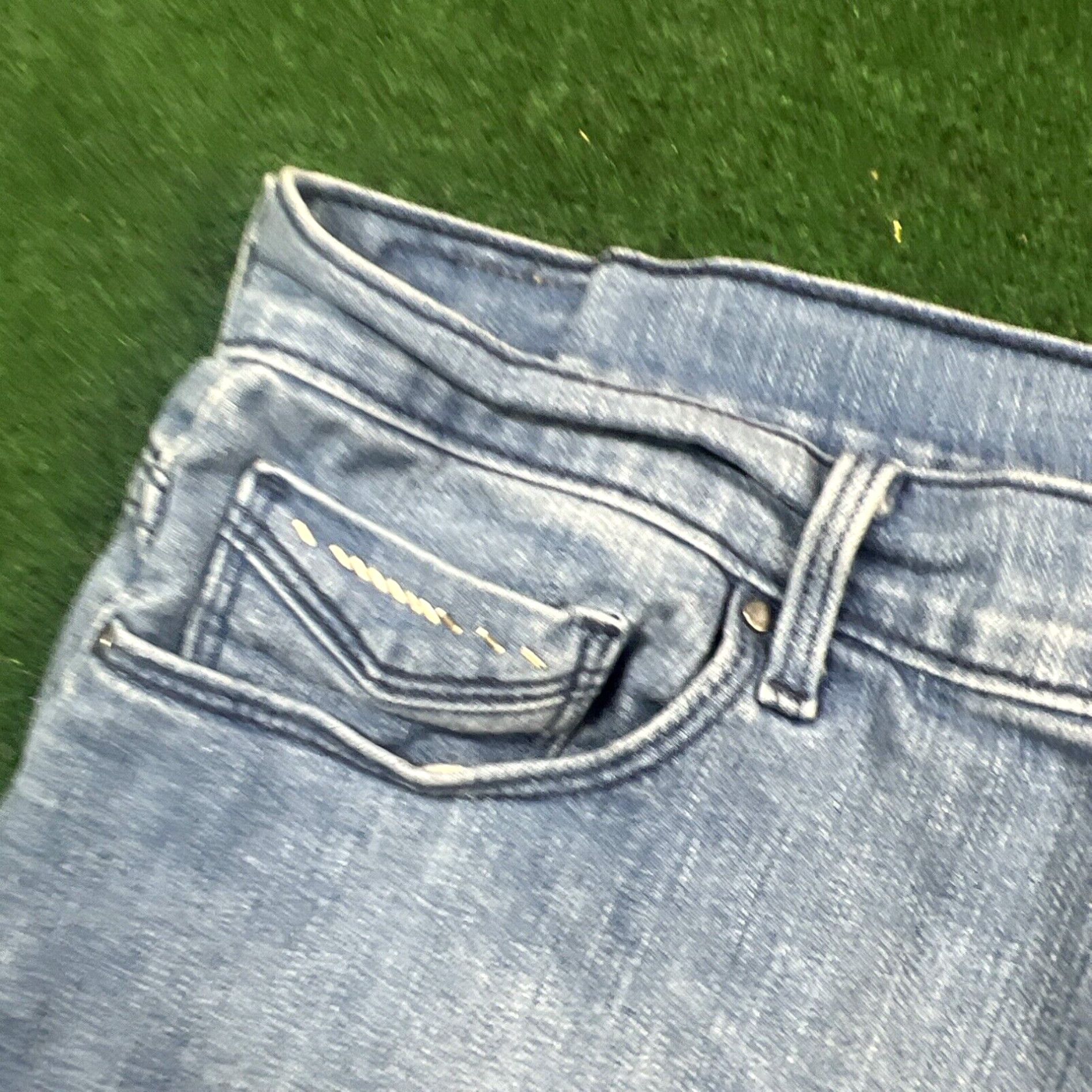 Levi's Levi's Women Jeans Size 14 Blue Regular Fit Mid-Rise Stretch Cuffed Capri 33x21 Size 36" / US 14 / IT 50 - 4 Thumbnail