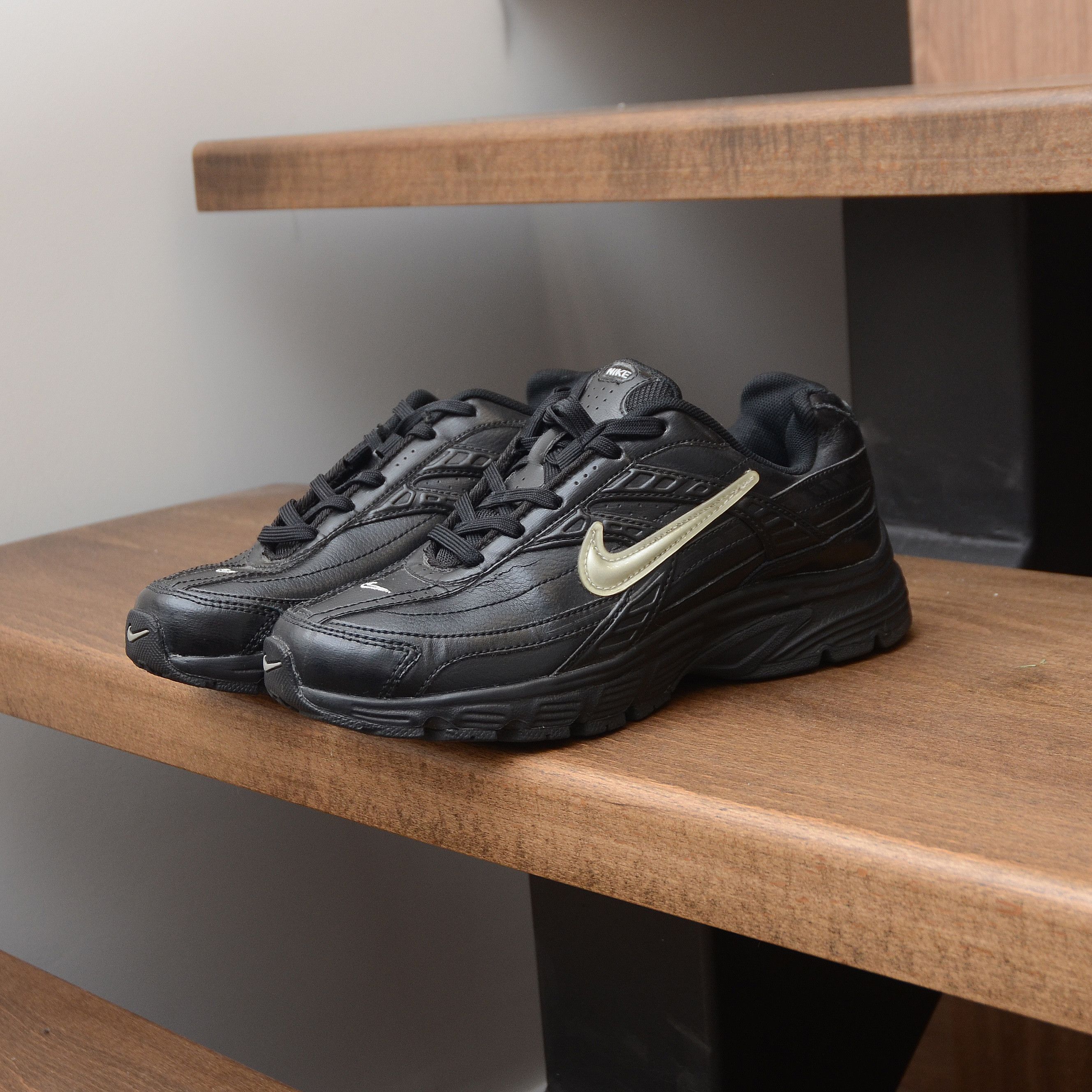 Nike Rare Nike Black Trainers UK 3.5 US 4Y Sneakers Silver Swoosh Size US 6 / IT 36 - 5 Thumbnail