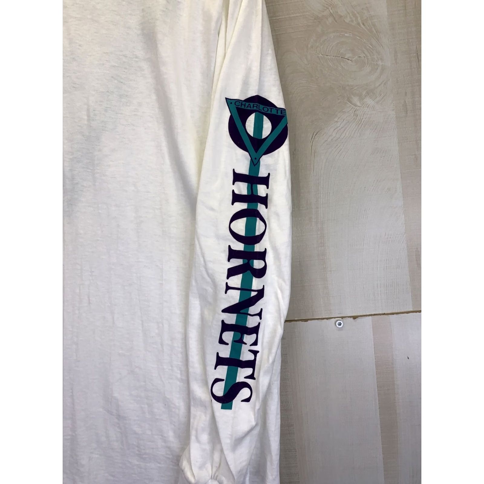 Nutmeg VINTAGE Dead Stock Nutmeg Mills Charlotte Hornets Mens Long Sleeve Shirt XL White 1980s Graphic Tee Sportswear Mens Size US XL / EU 56 / 4 - 4 Thumbnail