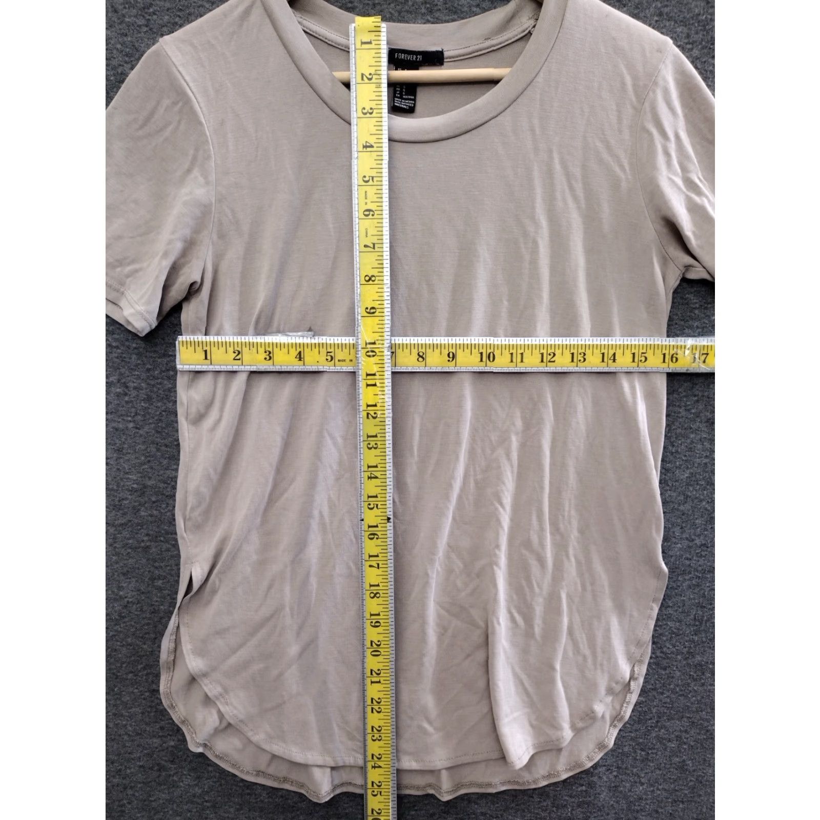 Forever 21 FOREVER 21 Tunic T-Shirt Short Sleeve Round Neck Tan Light Brown Solid Dolphin Hem Relaxed Fit Classic (S) Womens Size S / US 4 / IT 40 - 4 Thumbnail