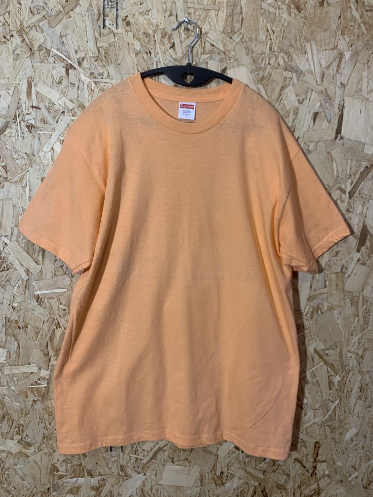 Supreme Supreme peach r shirt. Made in USA Size US L / EU 52-54 / 3 - 1 Thumbnail