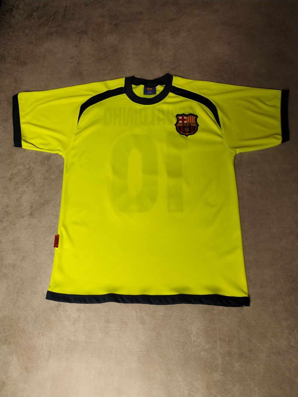 Vintage Vintage Ronaldinho 10 Barcelona Football Jersey T-shirt Size US S / EU 44-46 / 1 - 6 Thumbnail