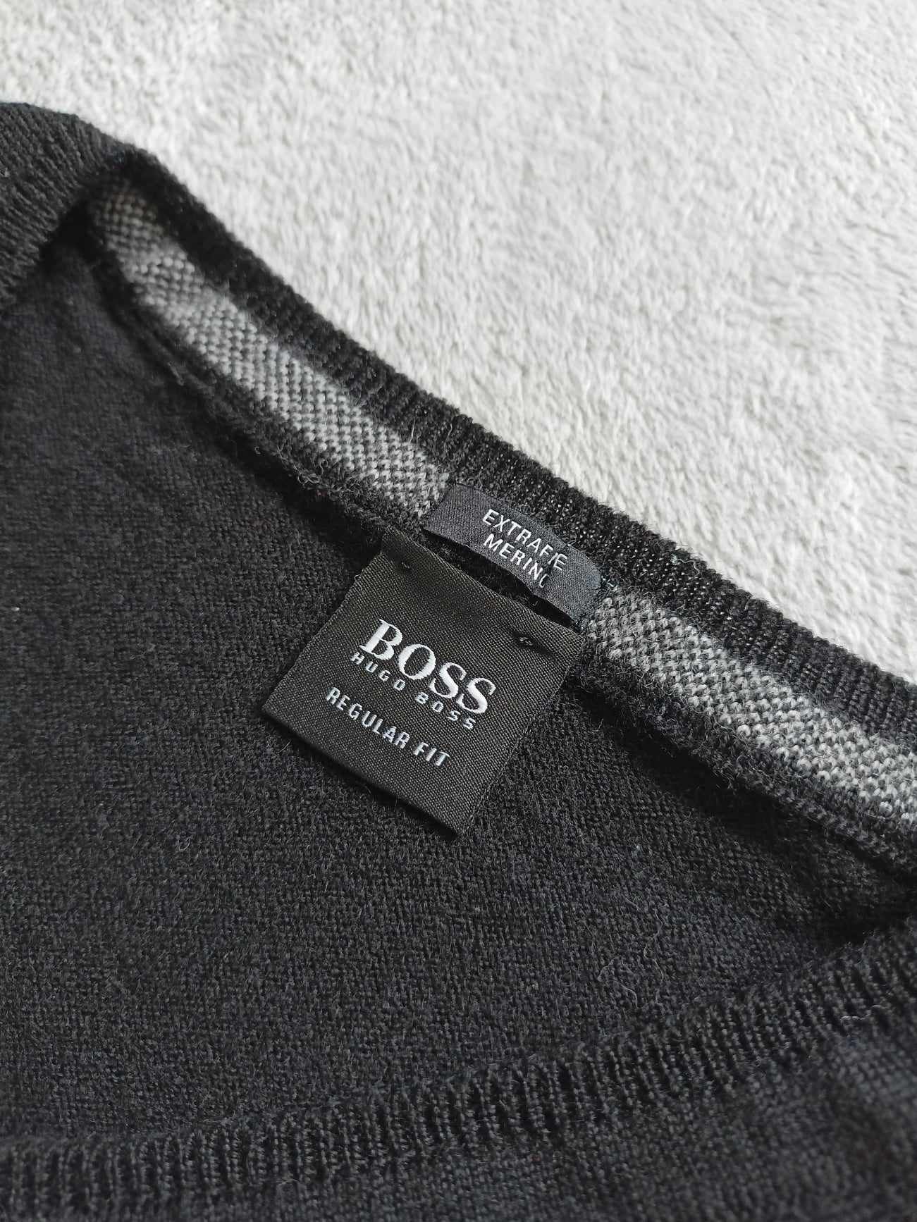 Hugo Boss Hugo Boss men's V-neck sweater - label size L (more like S) Size US S / EU 44-46 / 1 - 7 Thumbnail