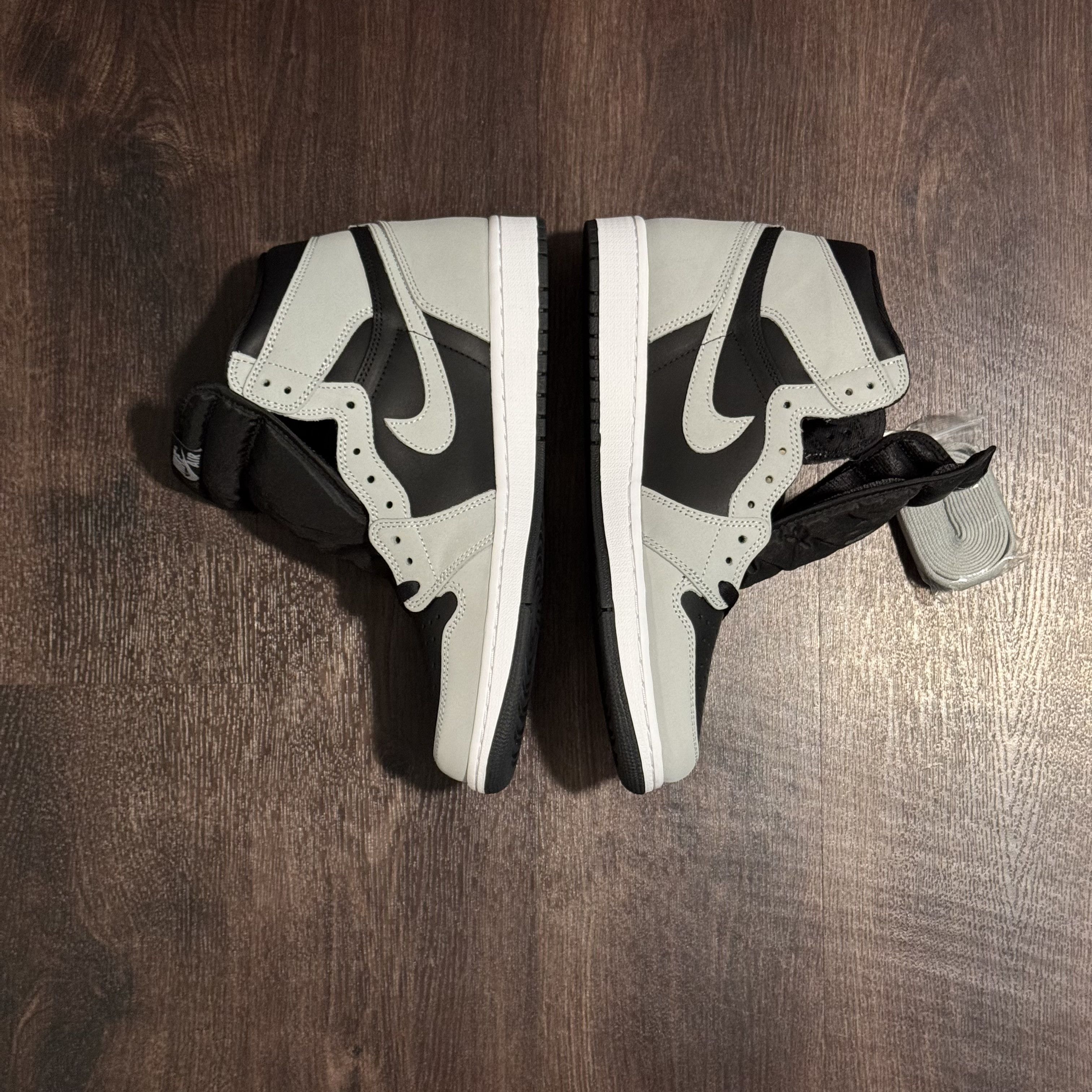 Jordan Brand Air Jordan 1 High Retro OG Size US 10.5 / EU 43-44 - 3 Thumbnail
