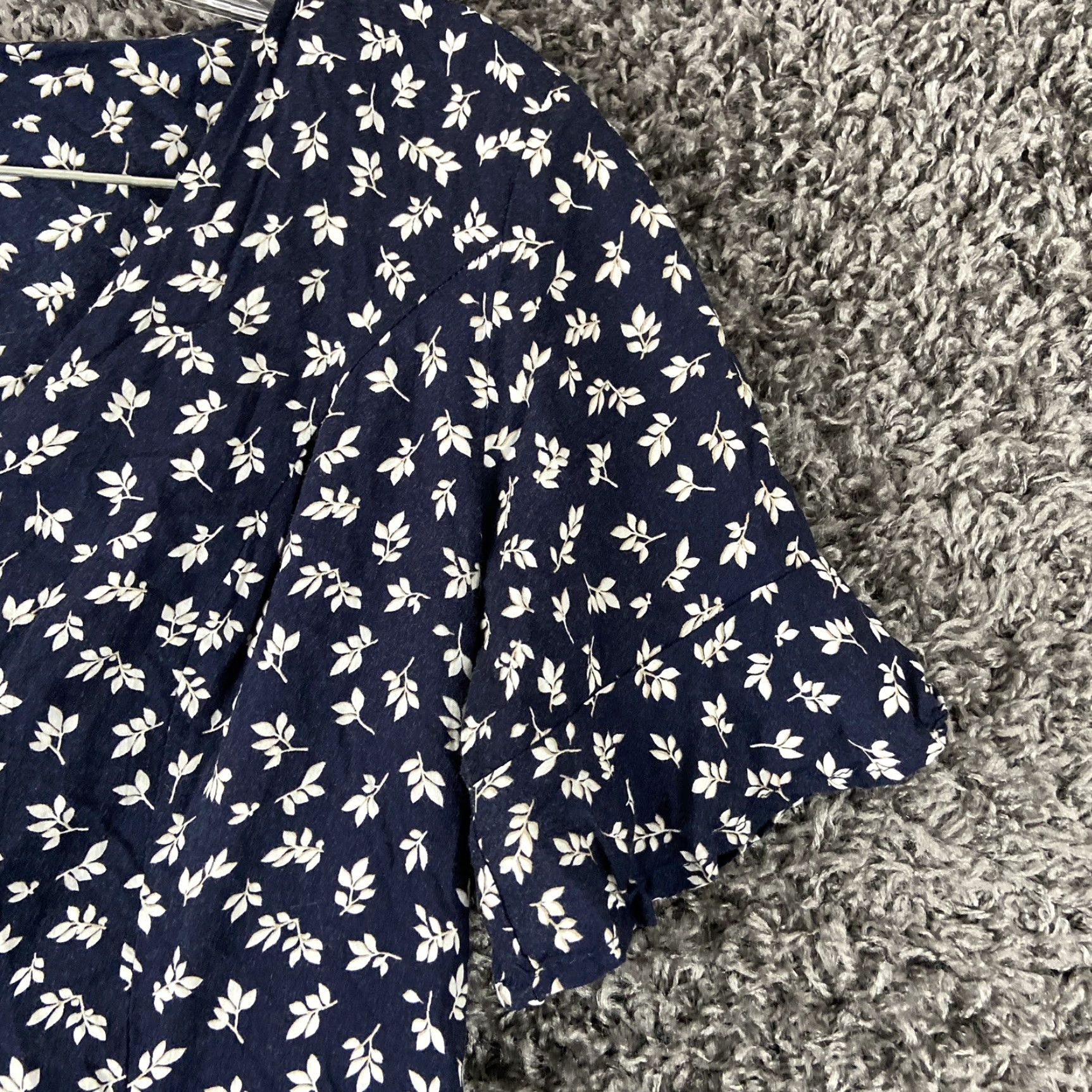Vintage Dee Elly Floral Blouse Women’s S Blue White Short Sleeves Size S / US 4 / IT 40 - 4 Thumbnail