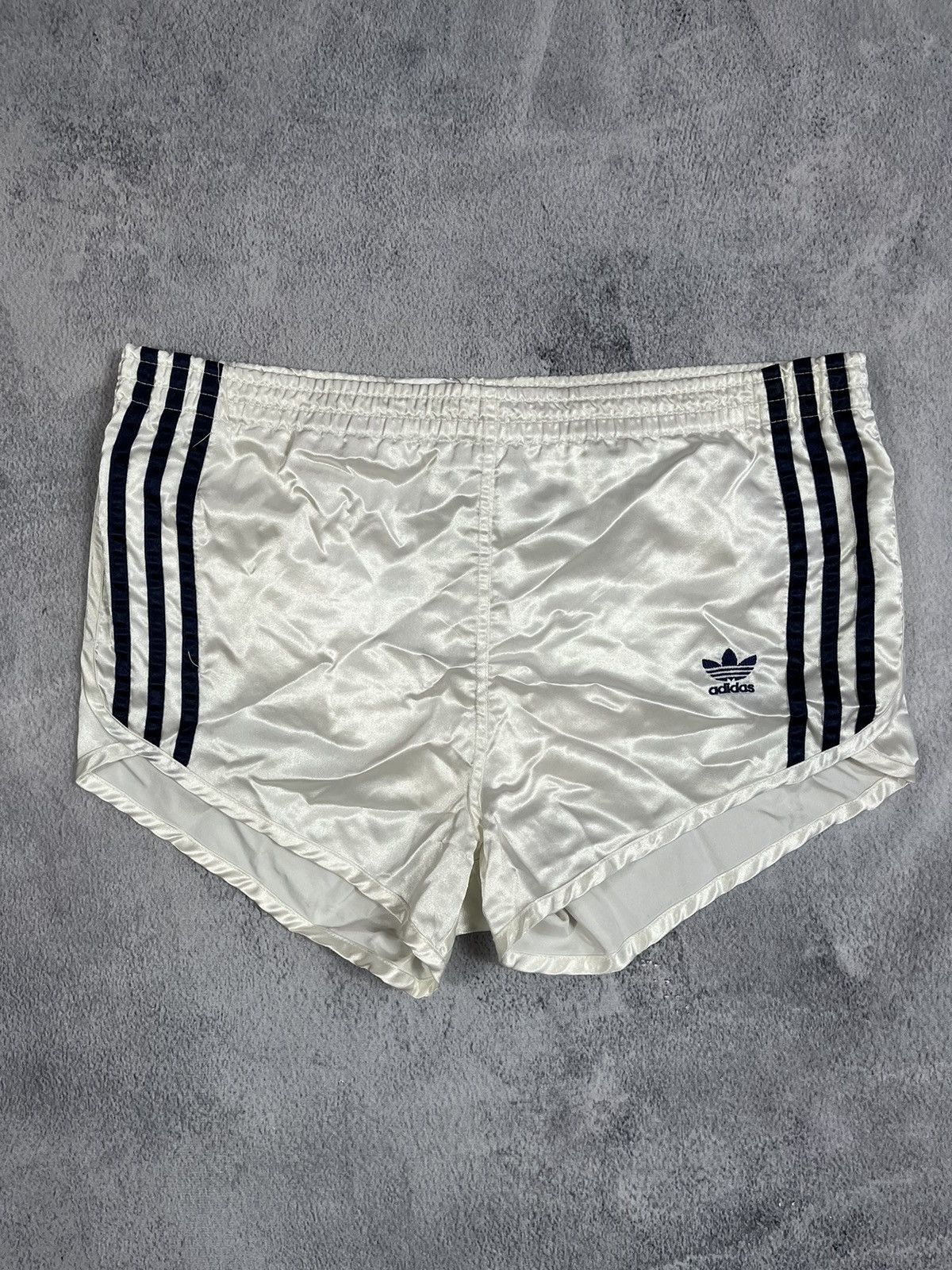 Adidas × Vintage Vintage Adidas 90s shorts streetwear style size 32 Size US 32 / EU 48 - 1 Thumbnail