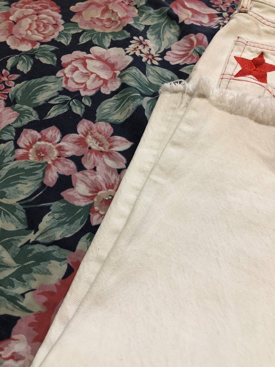 Levi's Vintage Levi's print stars Y2K jeans white streetwear Size 28" / US 6 / IT 42 - 23 Thumbnail