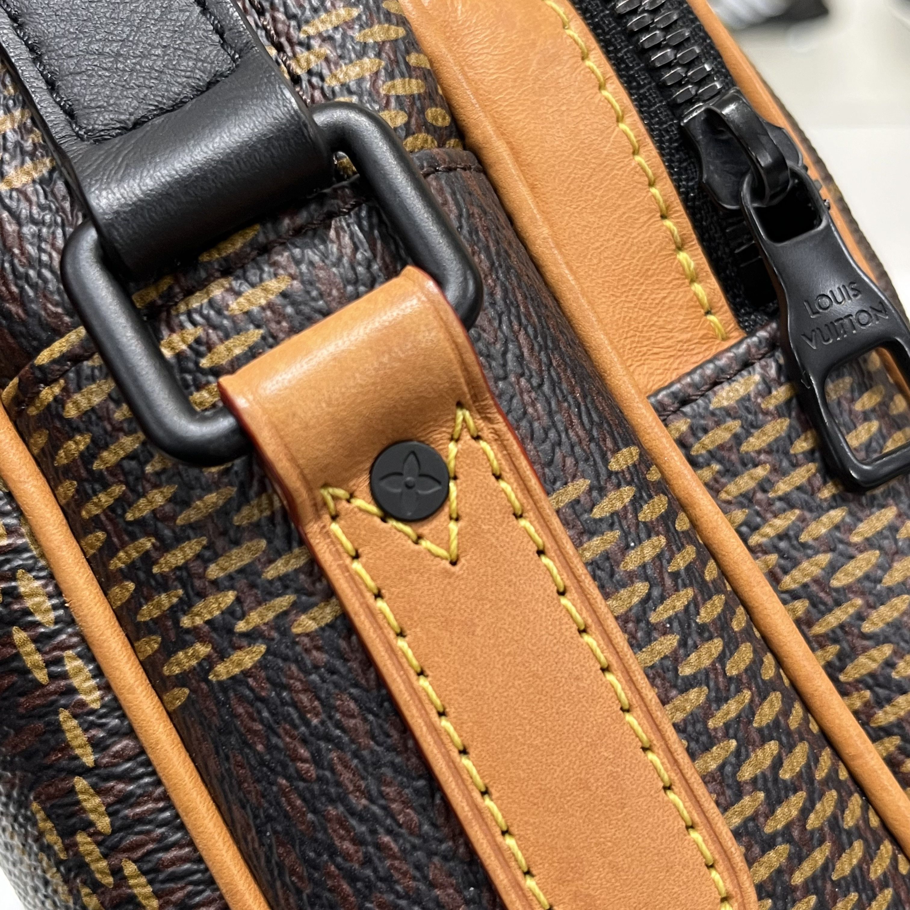 Louis Vuitton × Nigo × Virgil Abloh Louis Vuitton Virgil Abloh x Nigo Nil Messenger Giant Brown Size ONE SIZE - 20 Thumbnail