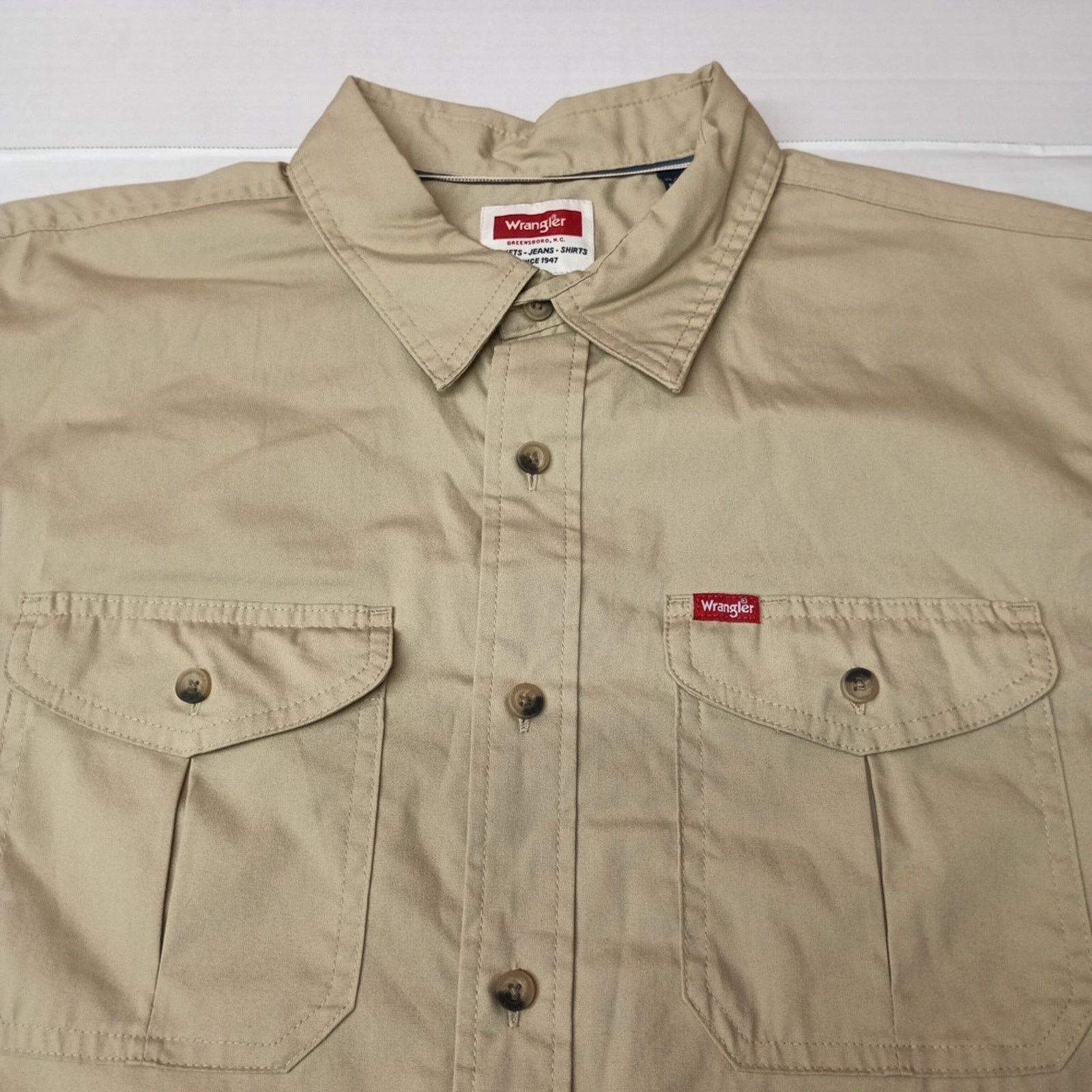 Wrangler Wrangler Men's Relaxed Fit Woven Button Shirt Size XL Khaki Size US XL / EU 56 / 4 - 2 Thumbnail