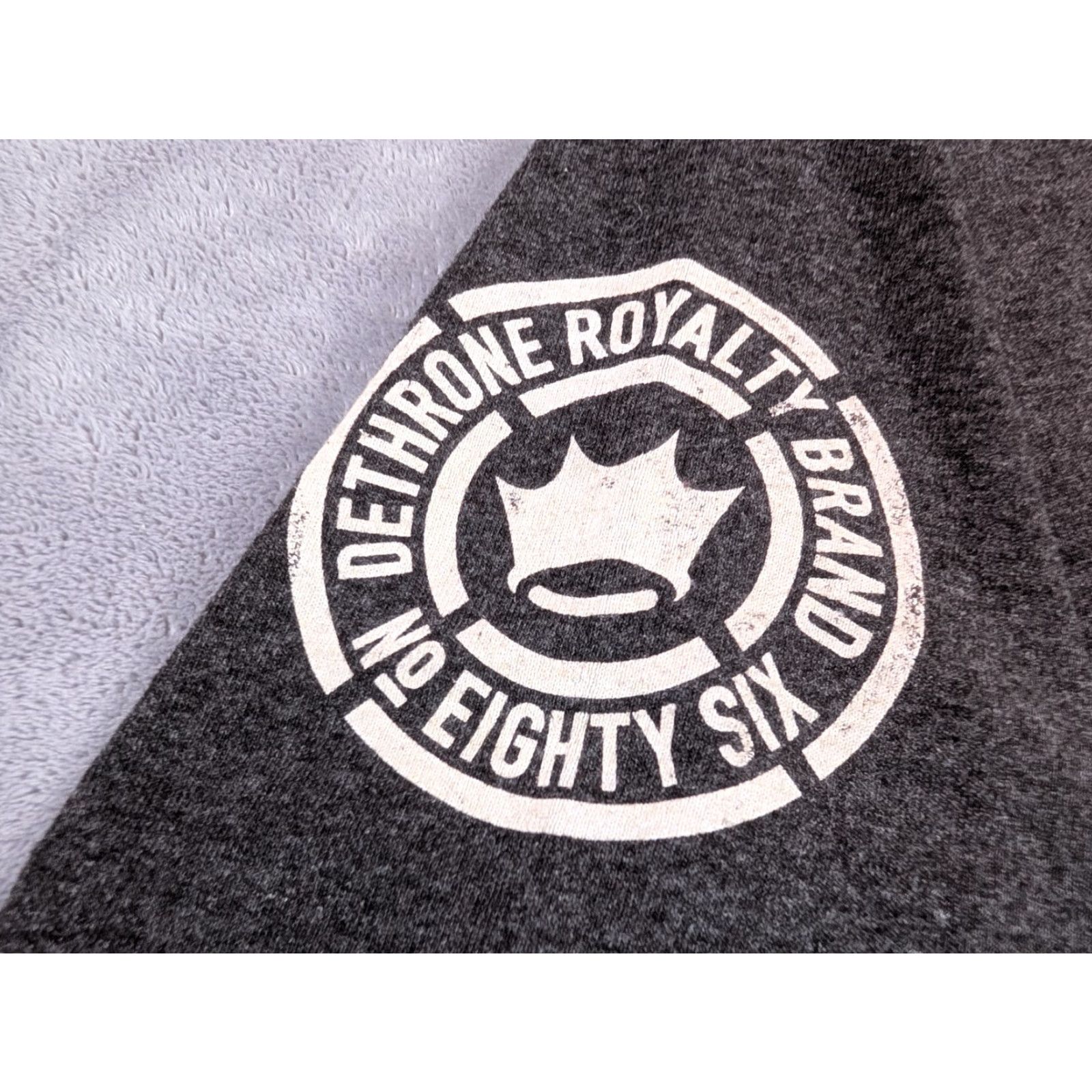 Vintage Dethrone Royalty T-Shirt Mens Gray Graphic Print Oni Mask Samurai Swords Size L Size US L / EU 52-54 / 3 - 5 Thumbnail