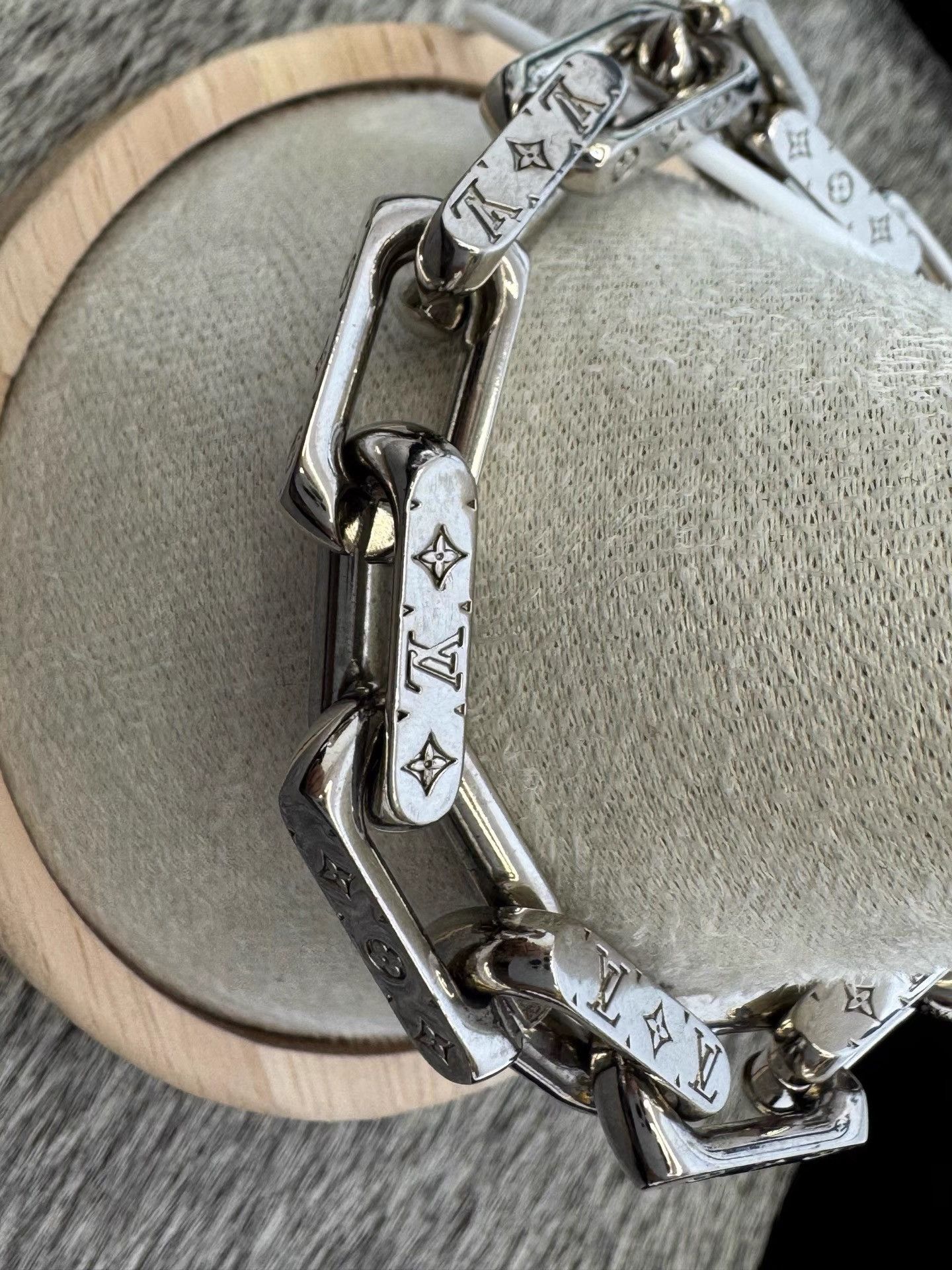 Louis Vuitton Louis Vuitton Linked Buckle Black & White Cuban Bracelet K36 Size ONE SIZE - 2 Thumbnail