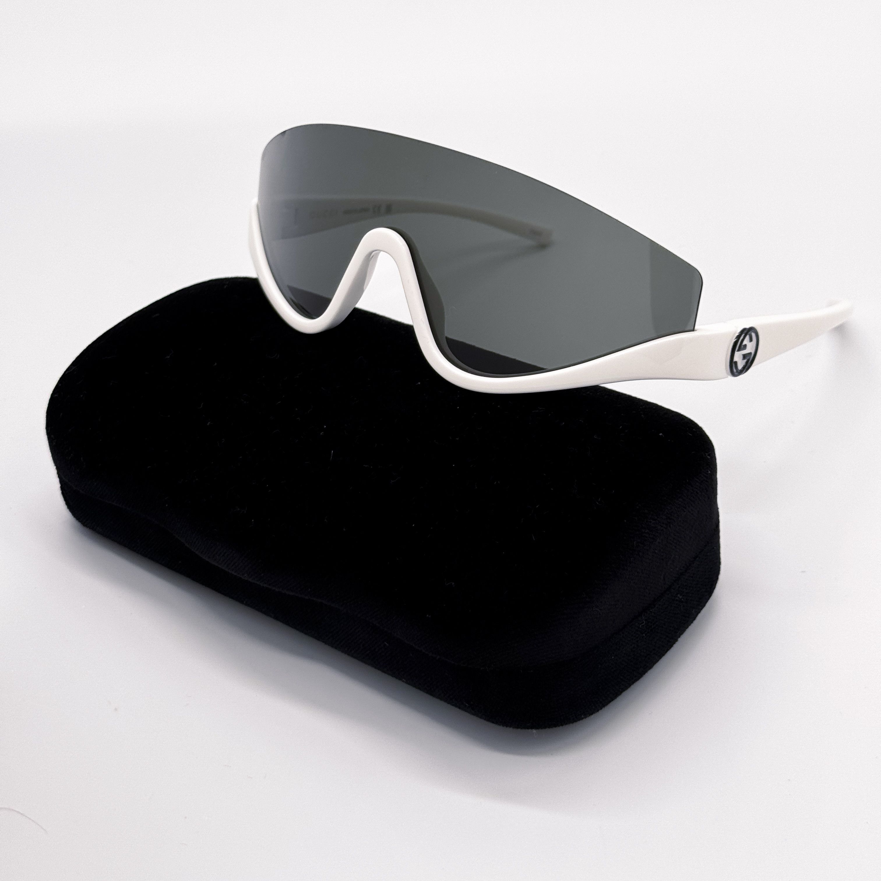 Gucci GG1650S 002 shield mask sunglass with a shiny black frame GUCCI NEW GUCCI GG1650S 001 SHIELD BLACK WOMEN SUNGLASSES  main image 2