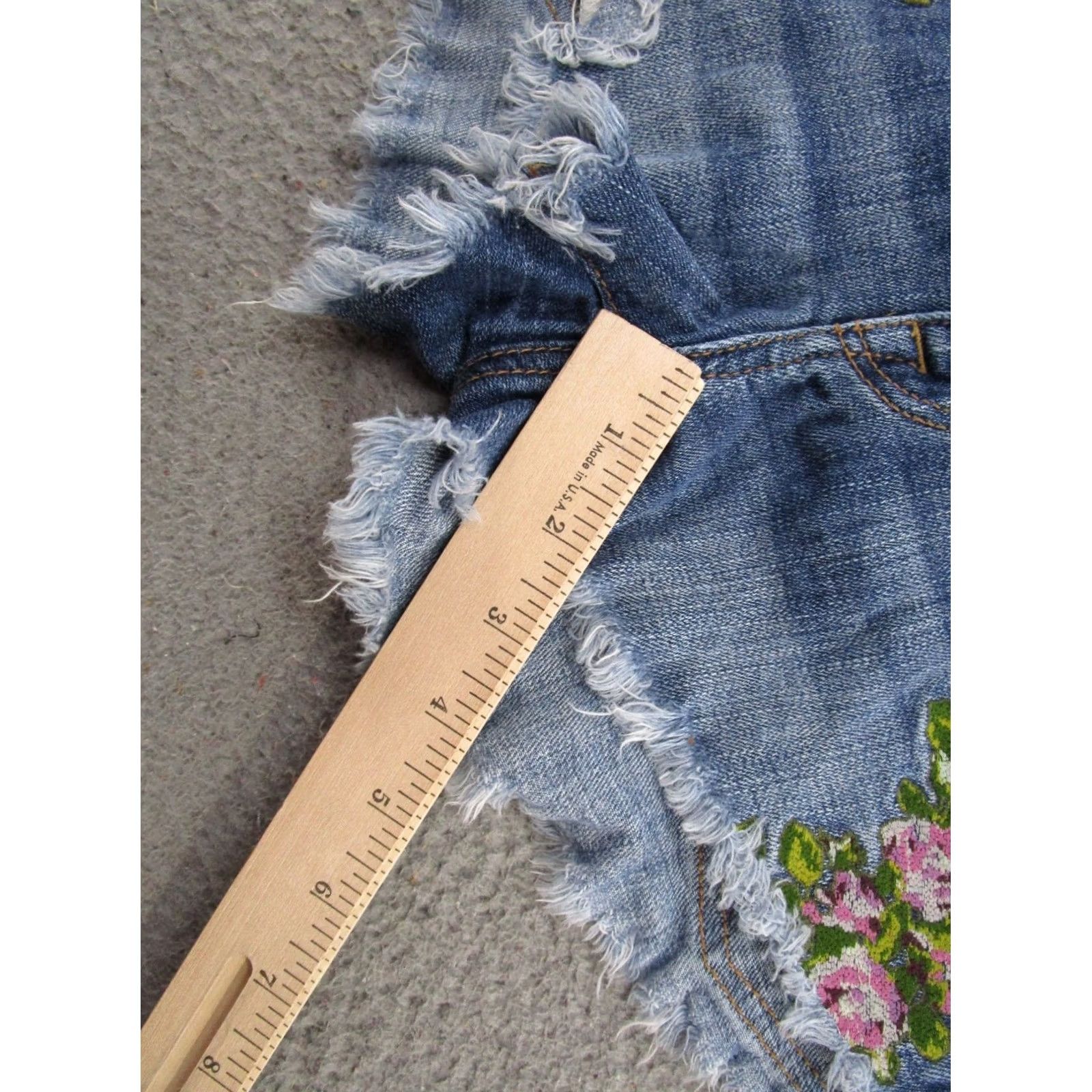 American Eagle Outfitters VINTAGE American Eagle Outfitters Denim Short Cut-Off Embroidered Floral 5-Pocket Stretch Size 00 Womens Blue 2 in Inseam Summer Casual Size 24" / US 00 / IT 34 - 6 Thumbnail