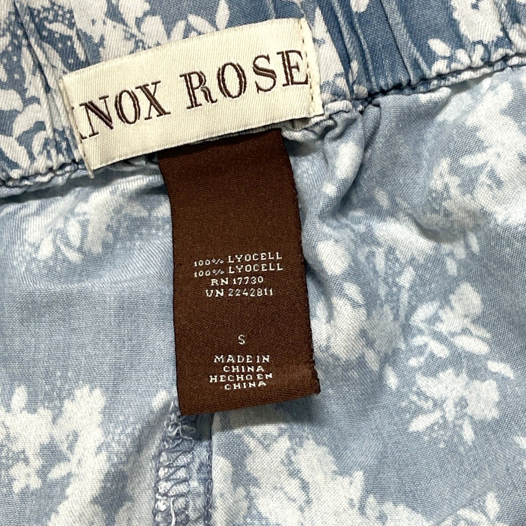 Vintage Knox Rose Shorts S Blue White Floral Bohemian Lightweight Beach Casual Womens Regular Rise High Inseam 2 in. 100% Lyocell Size 28" / US 6 / IT 42 - 4 Thumbnail