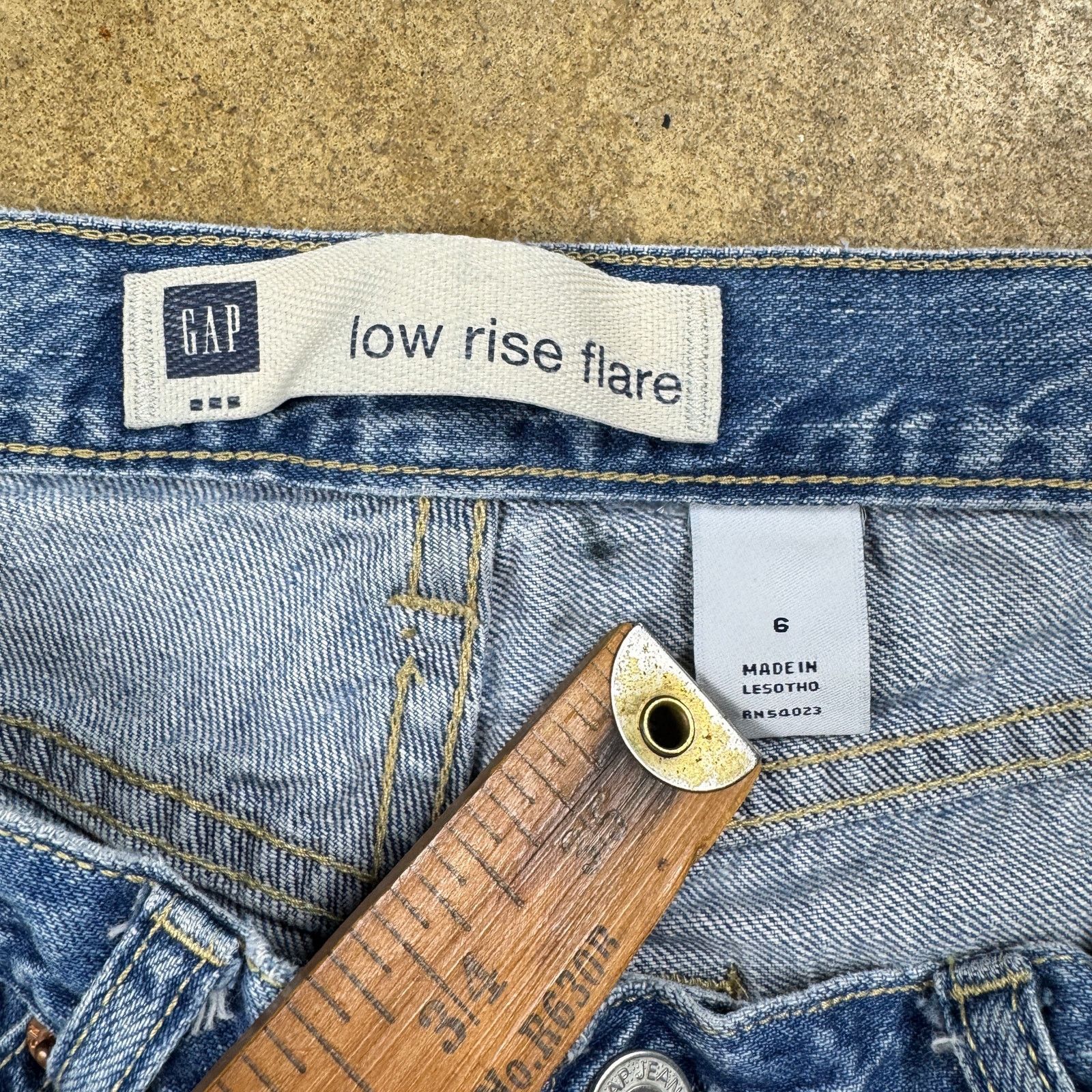 Gap GAP Low Rise Flare Vtg Jeans Women’s Size 6 Paint Y2K Denim Size 28" / US 6 / IT 42 - 7 Thumbnail