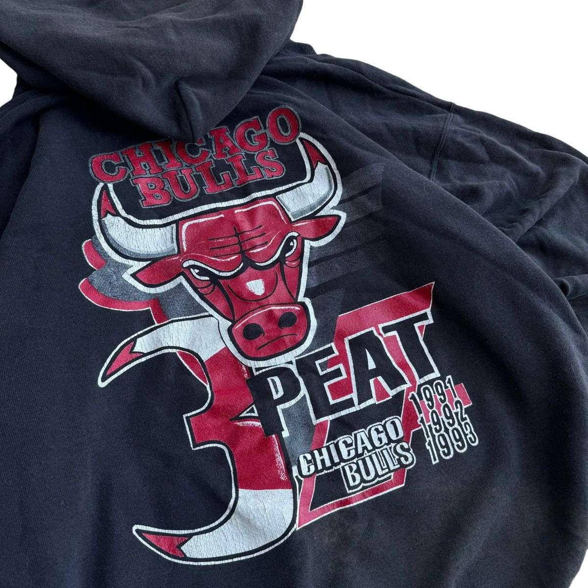 NBA × Vintage 1993 INSANE CHICAGO BULLS THREE PEAT GRAPHIC HOODIE VINTAGE Size US M / EU 48-50 / 2 - 3 Thumbnail