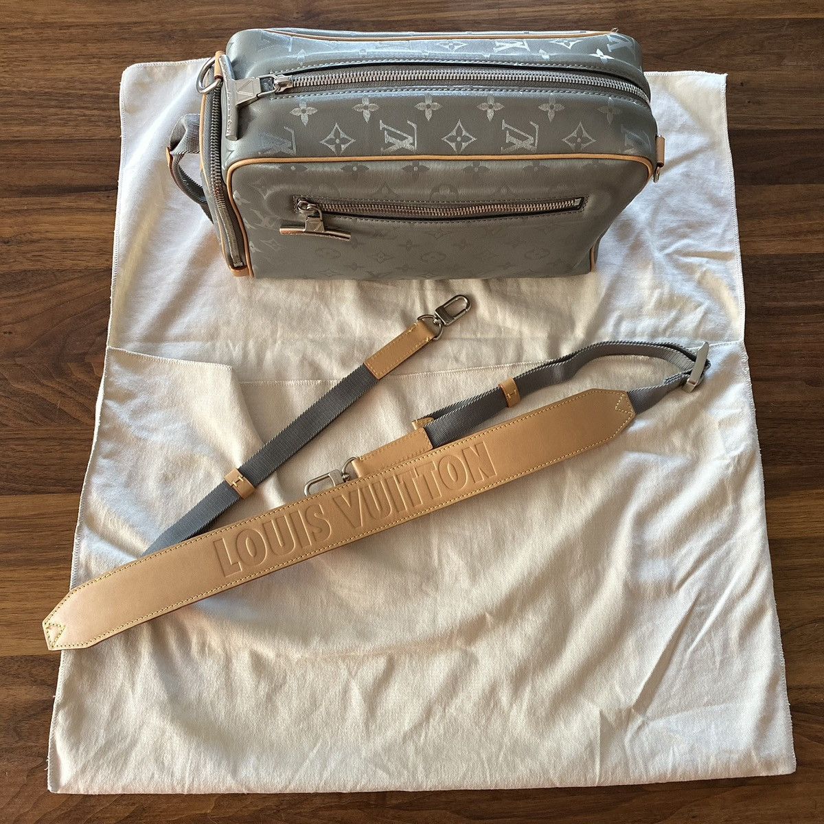 Louis Vuitton 1 of 1 FW18 Titanium Monogram Camera Bag Size ONE SIZE - 11 Thumbnail