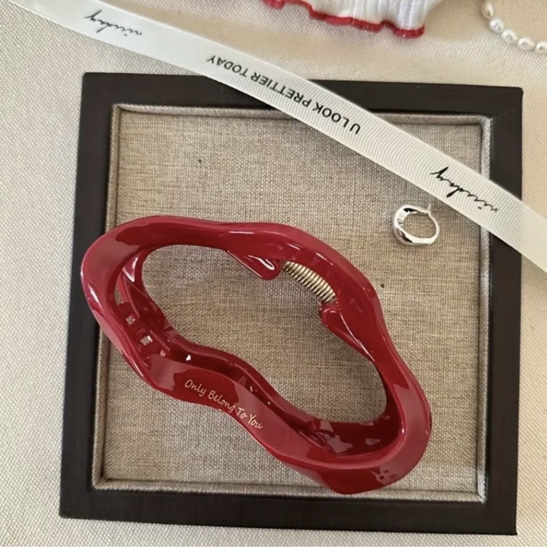 Vintage NWOT Shiny Glossy Red Hair Claw Clip! Never Worn! Size ONE SIZE - 1 Preview