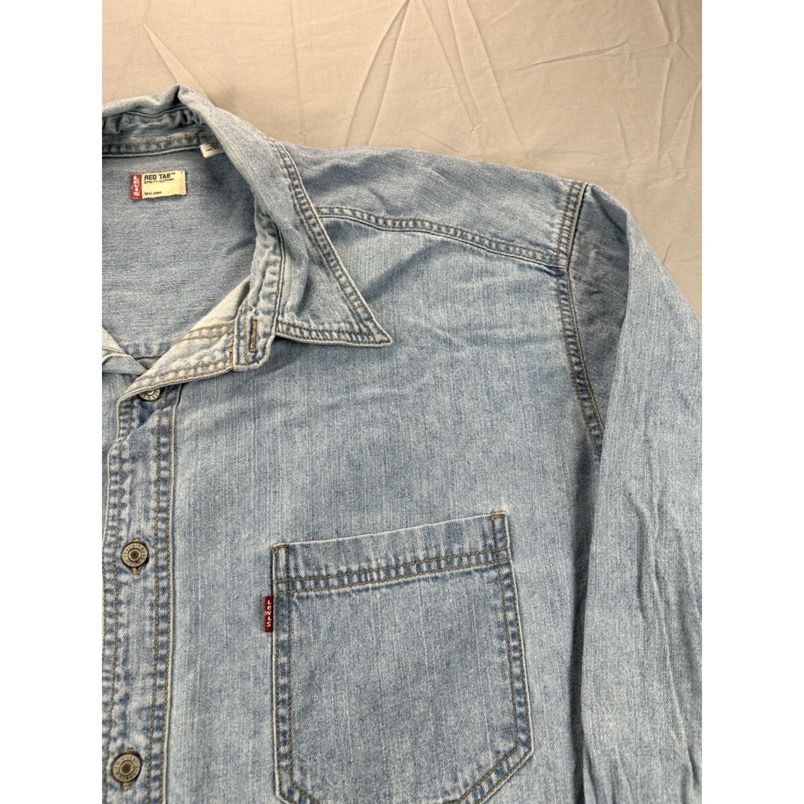 Levi's Levi's Denim Shirt XL Long Sleeve Red Button-Up 2 Pocket Workwear Mens Regular 00s Vintage? Size US XL / EU 56 / 4 - 4 Thumbnail