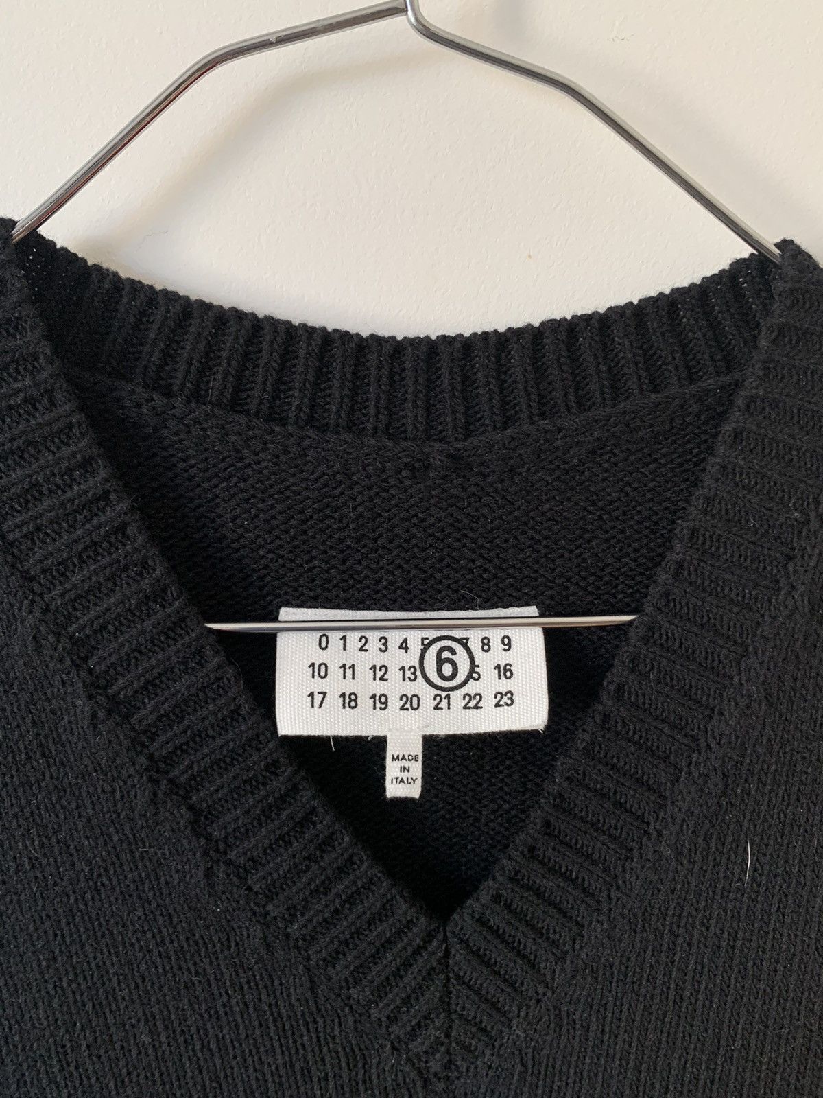 MM6 MM6 Maison Margiela V-neck sleeveless sweater Size US M / EU 48-50 / 2 - 5 Thumbnail