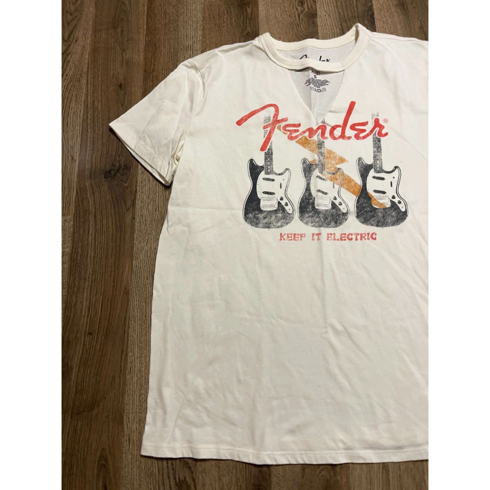 Fender Fender Shirt Womens Size Small White V-neck GUITARS KEEP IT ELECTRIC Shirt Women Small White V-Neck GUITARS KEEP IT ELECTRIC Size S / US 4 / IT 40 - 3 Thumbnail