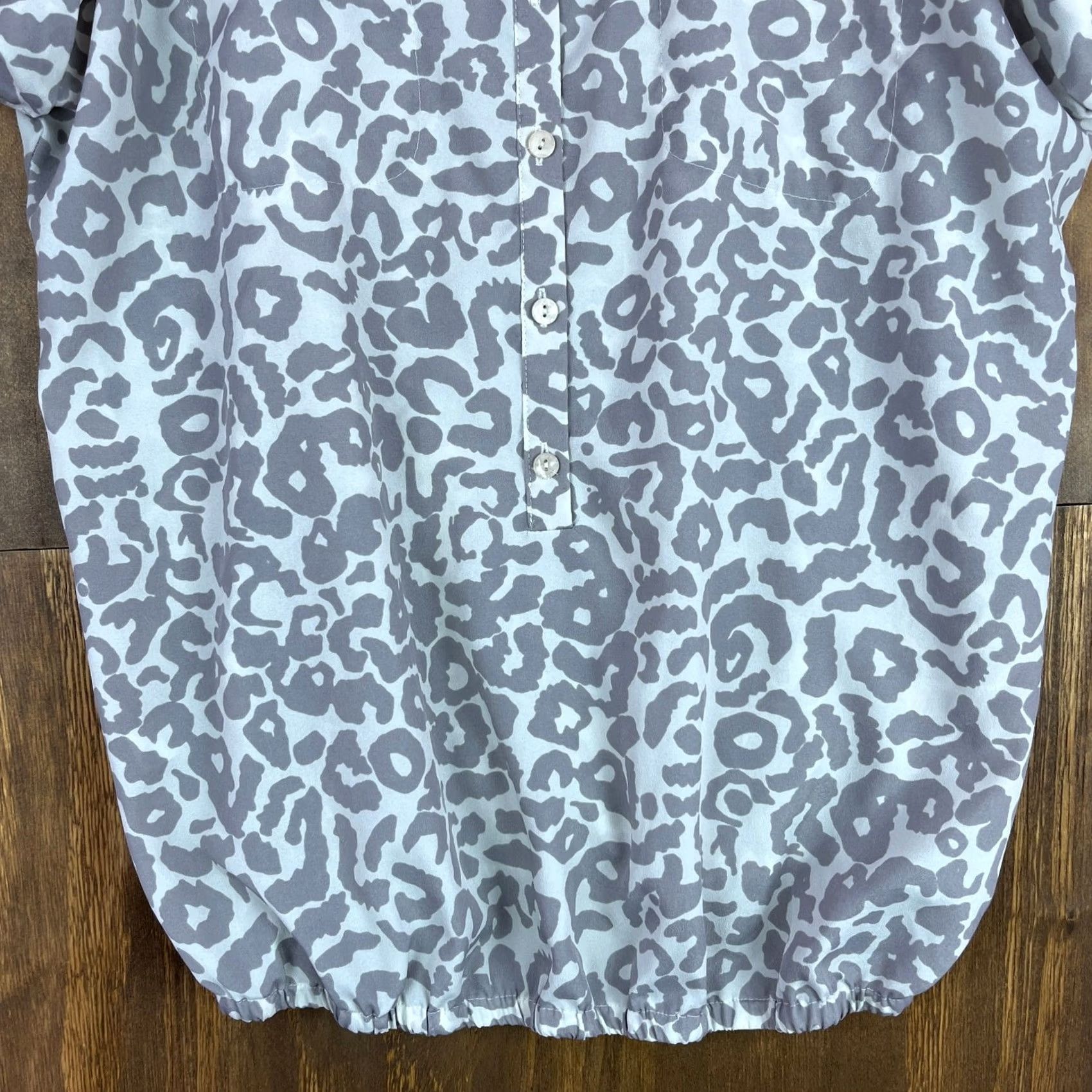 Loft LOFT Ann Taylor Womens Blouse Animal Print Henley Elastic Hem Large Gray Beige Cap Sleeve Shirt Womens L 100% Polyester Casual Workwear Formal Size L / US 10 / IT 46 - 3 Thumbnail