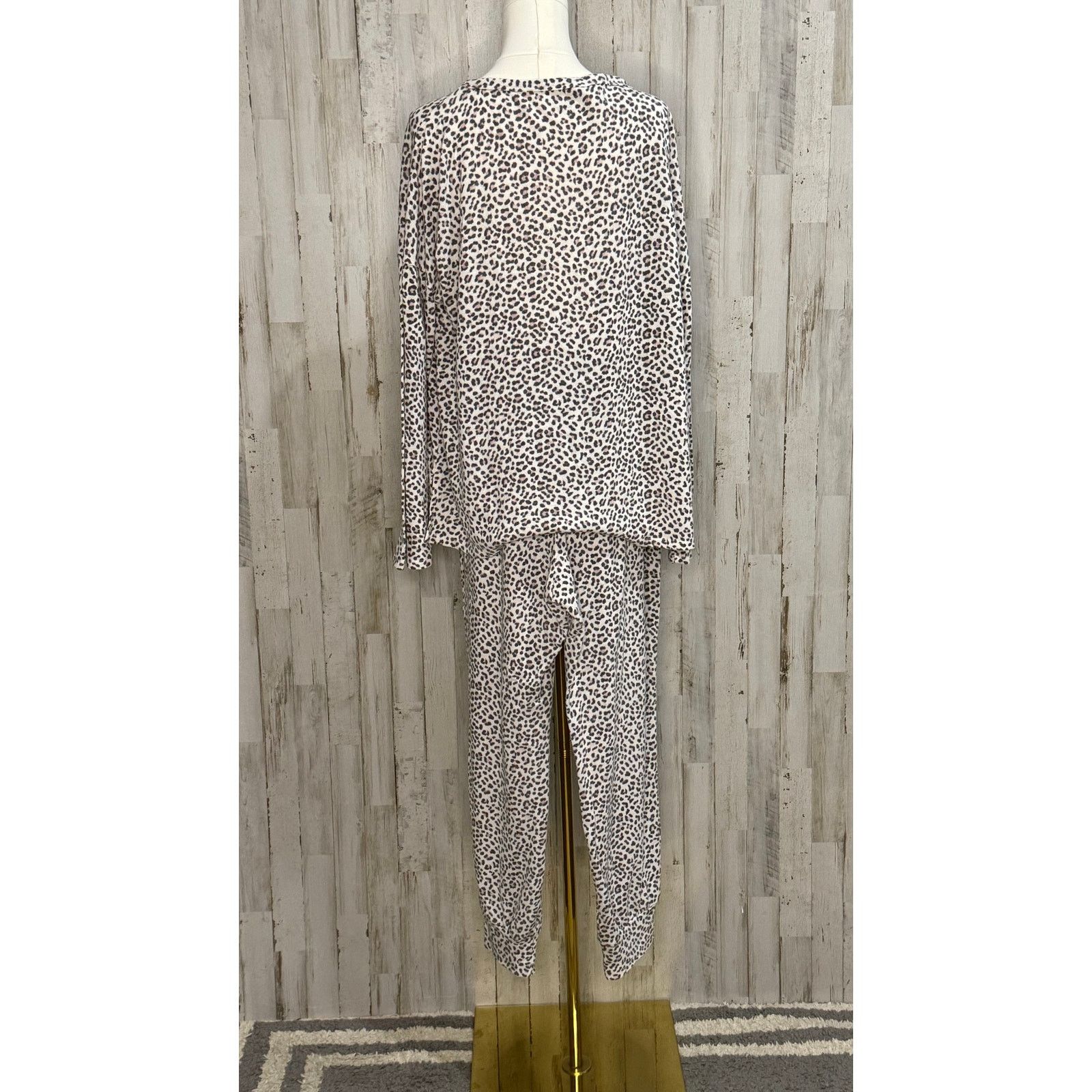 Victoria's Secret Victoria's Secret Women's XL Leopard Print Pajama Set Size 34" / US 12 / IT 48 - 3 Thumbnail