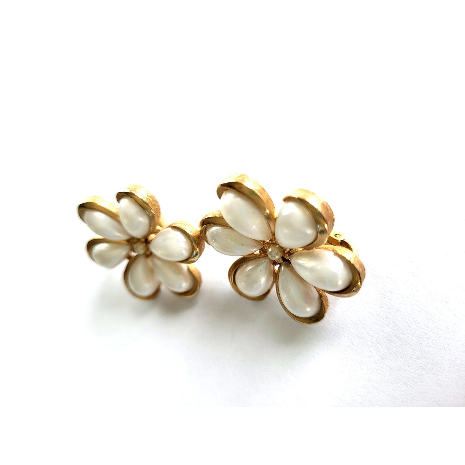 Other Vintage Crown Trifari 60s Milk Glass Flower Earrings Clip On Size ONE SIZE - 4 Thumbnail