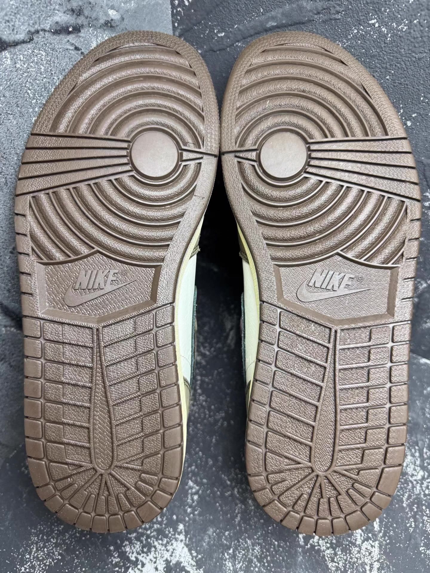 Nike Travis Scott x Air Jordan 1 High Reverse Swoosh 1.0 Q10 Size US 9.5 / EU 42-43 - 4 Thumbnail