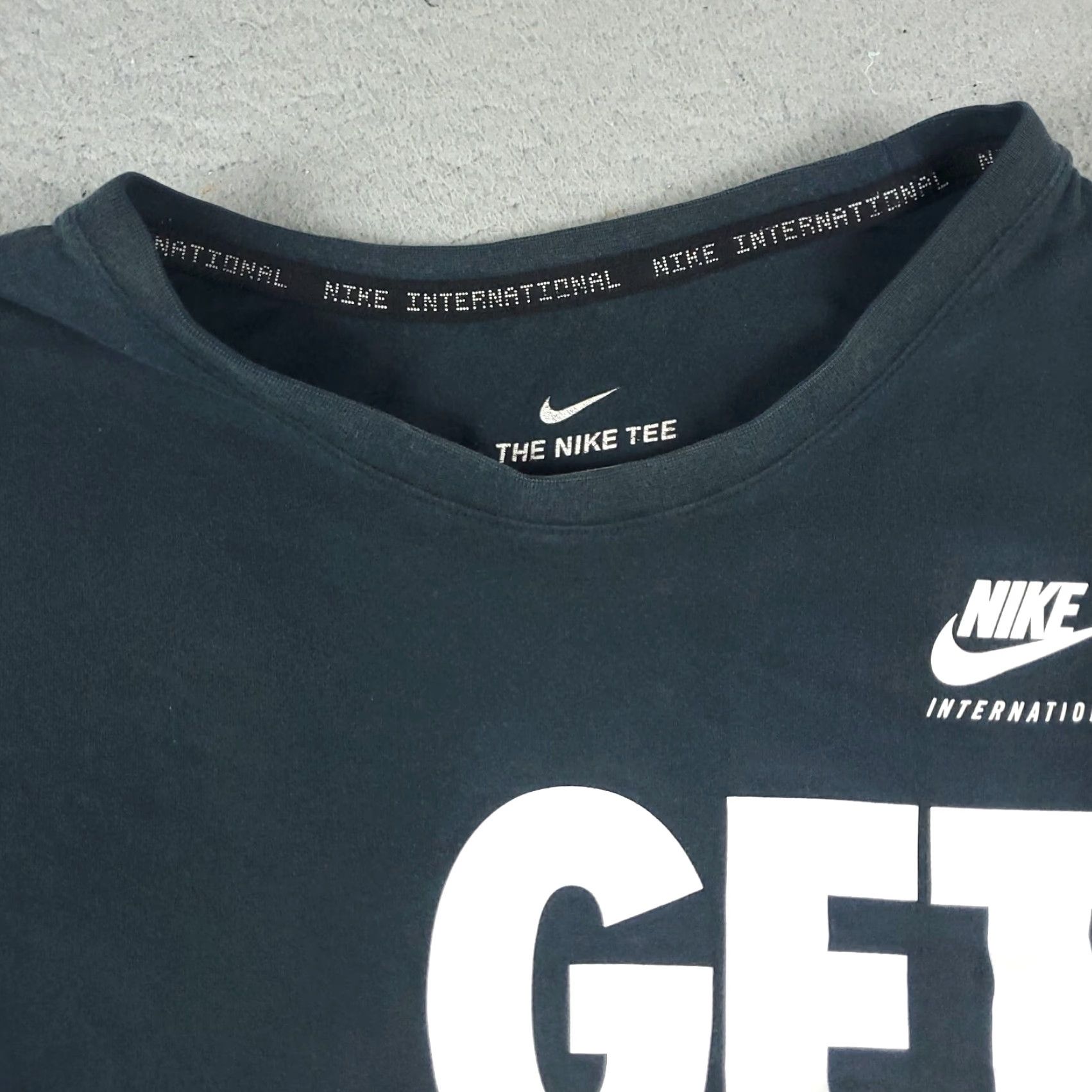 Nike VINTAGE Nike T Shirt Mens XL Black Read Swoosh Short Sleeve Adult Regular Cotton Blend Logo T-Shirt Sports 80s 90s Mens Size US XL / EU 56 / 4 - 3 Thumbnail