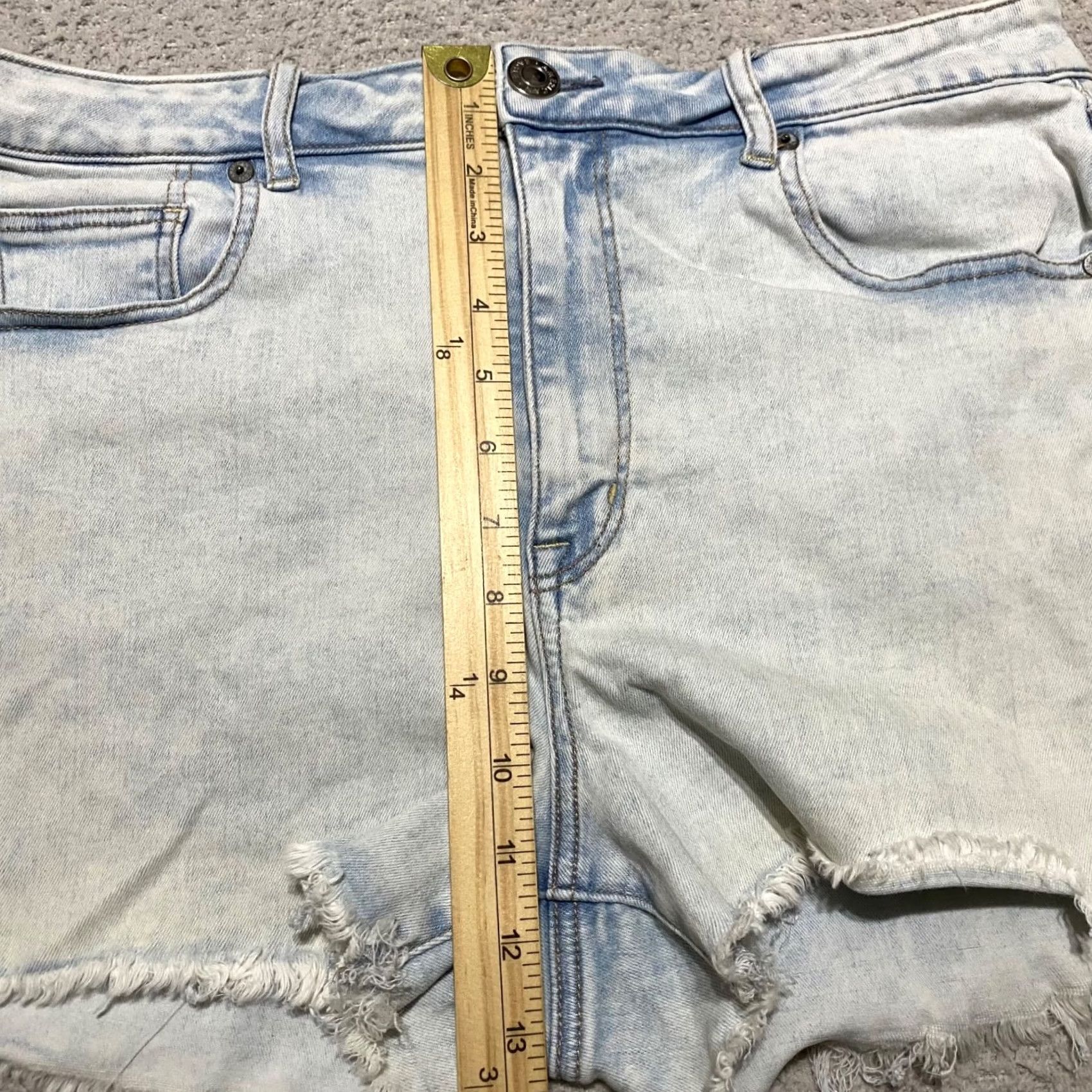American Eagle Outfitters American Eagle Outfitters Denim Blue 3" Inseam High Rise Jean Shorts Womens 14 Size 14 Light Wash 5-Pocket, Button Closure, Casual Summer Denim Shorts Size 36" / US 14 / IT 50 - 7 Thumbnail
